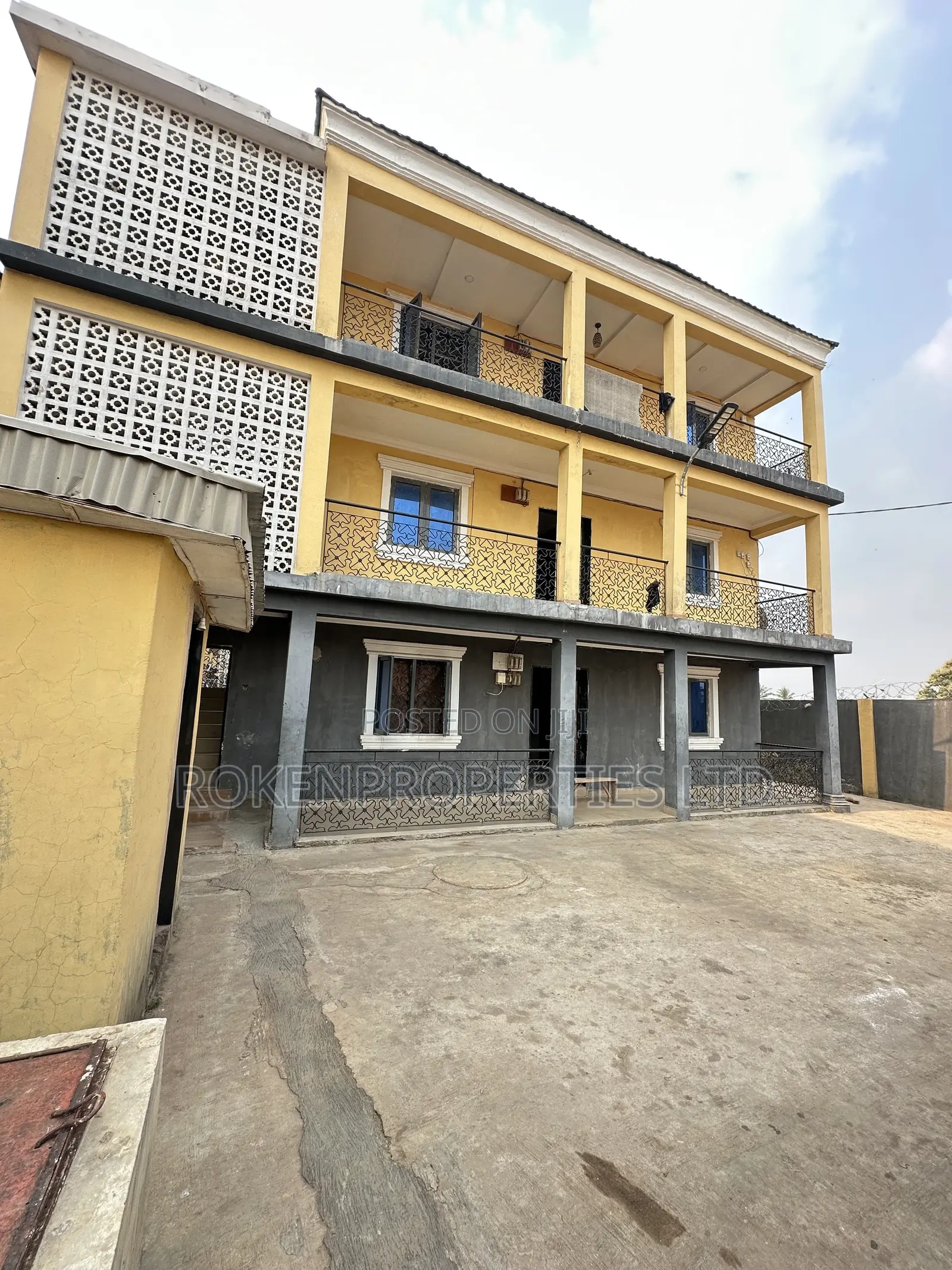 18bdrm Block of Flats in Ajibade, Ibadan North West for sale in Ibadan North West