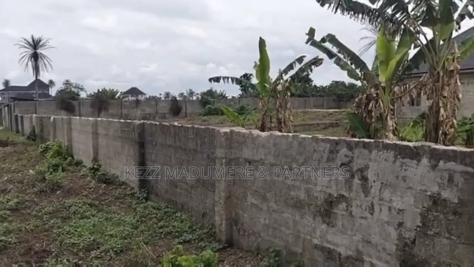 For Sale : 4 Plots With a Structure on Obirikwere Opm Airport Rd,Ph in Ikwerre