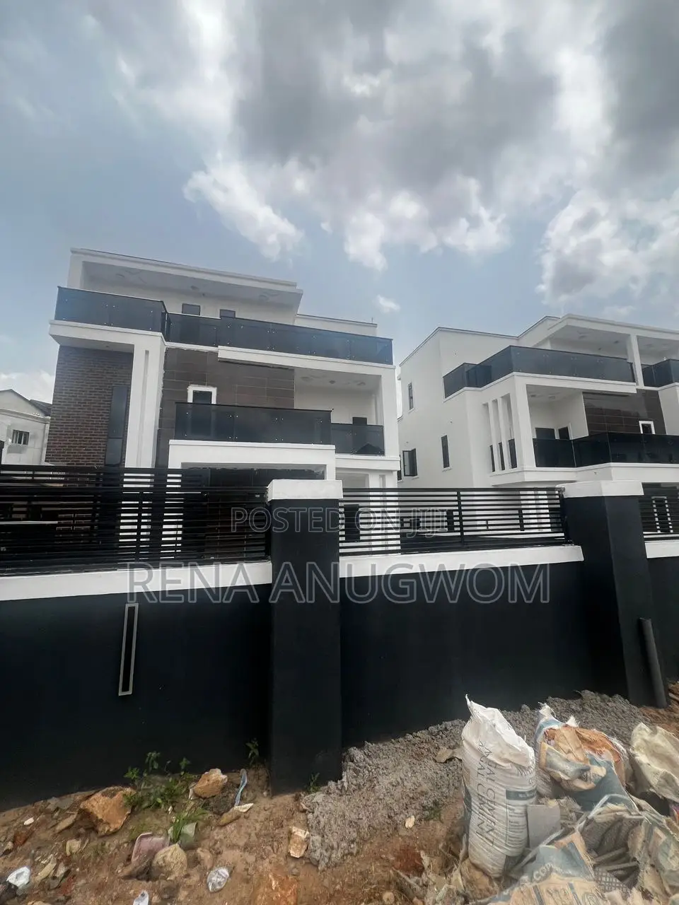 5bdrm Duplex in Mini Estate for sale in Enugu State