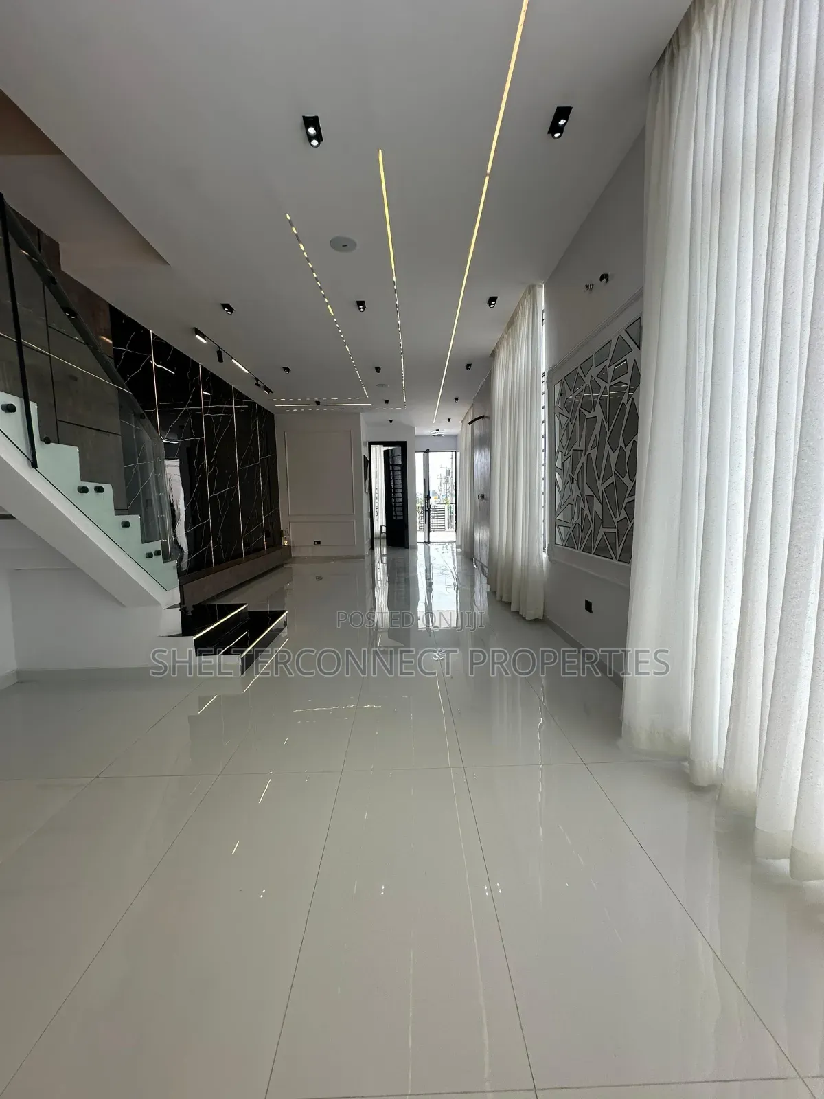 5bdrm Duplex in Ikota for sale in Ikota