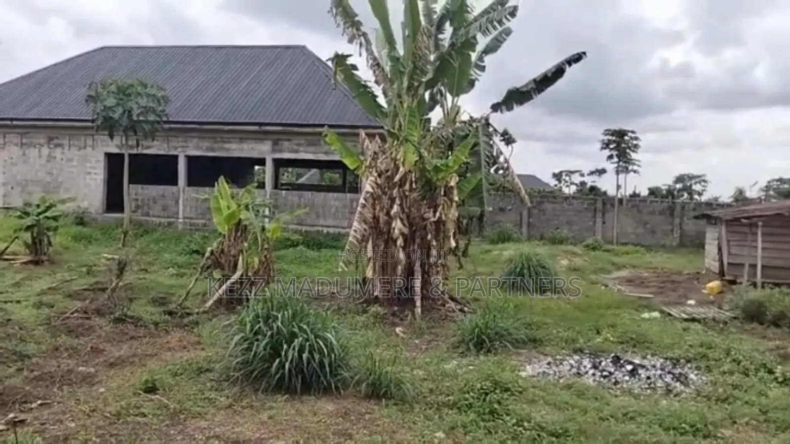 For Sale : 4 Plots With a Structure on Obirikwere Opm Airport Rd,Ph in Ikwerre