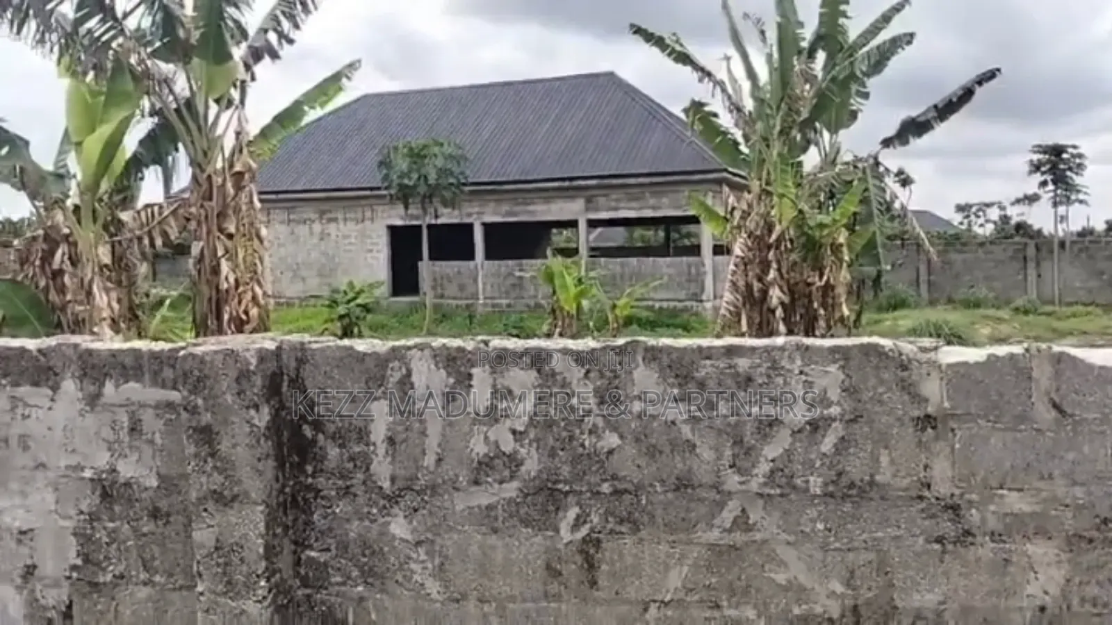 For Sale : 4 Plots With a Structure on Obirikwere Opm Airport Rd,Ph in Ikwerre
