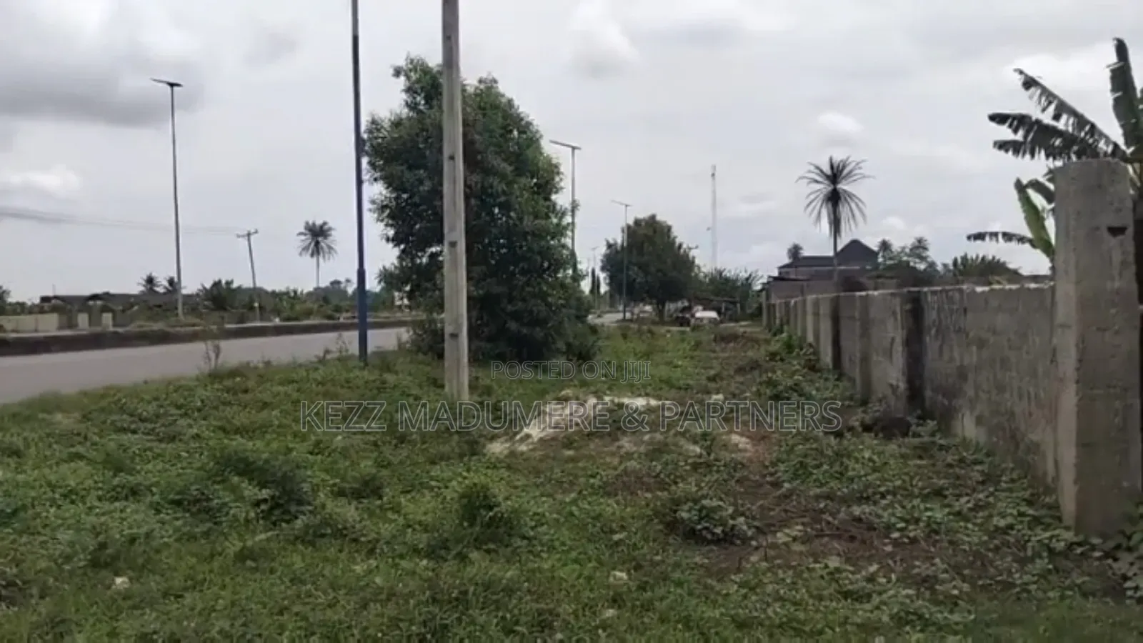 For Sale : 4 Plots With a Structure on Obirikwere Opm Airport Rd,Ph in Ikwerre