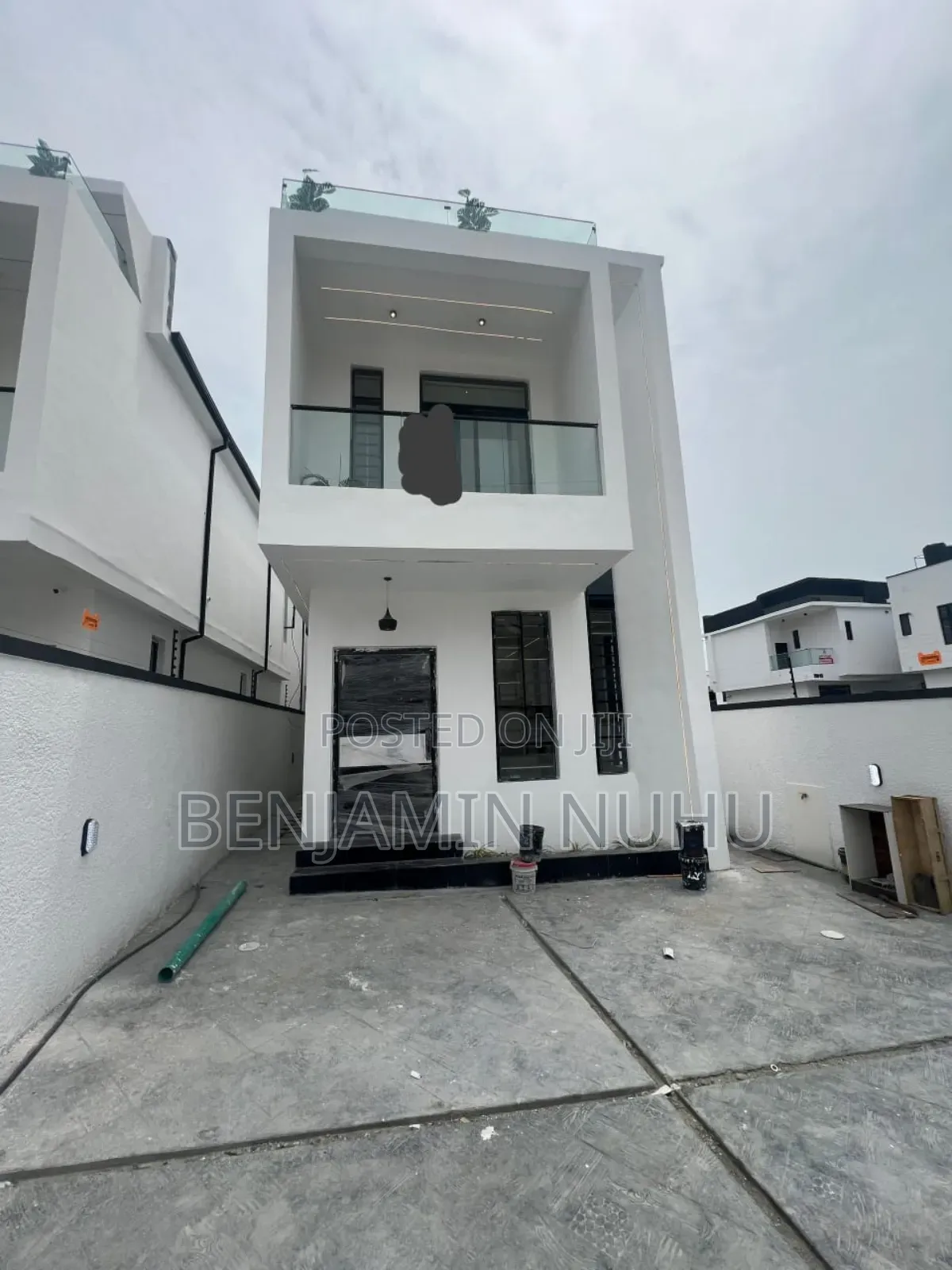 5bdrm Duplex in In A Mini Estate, Off Lekki-Epe Expressway for sale in Off Lekki-Epe Expressway