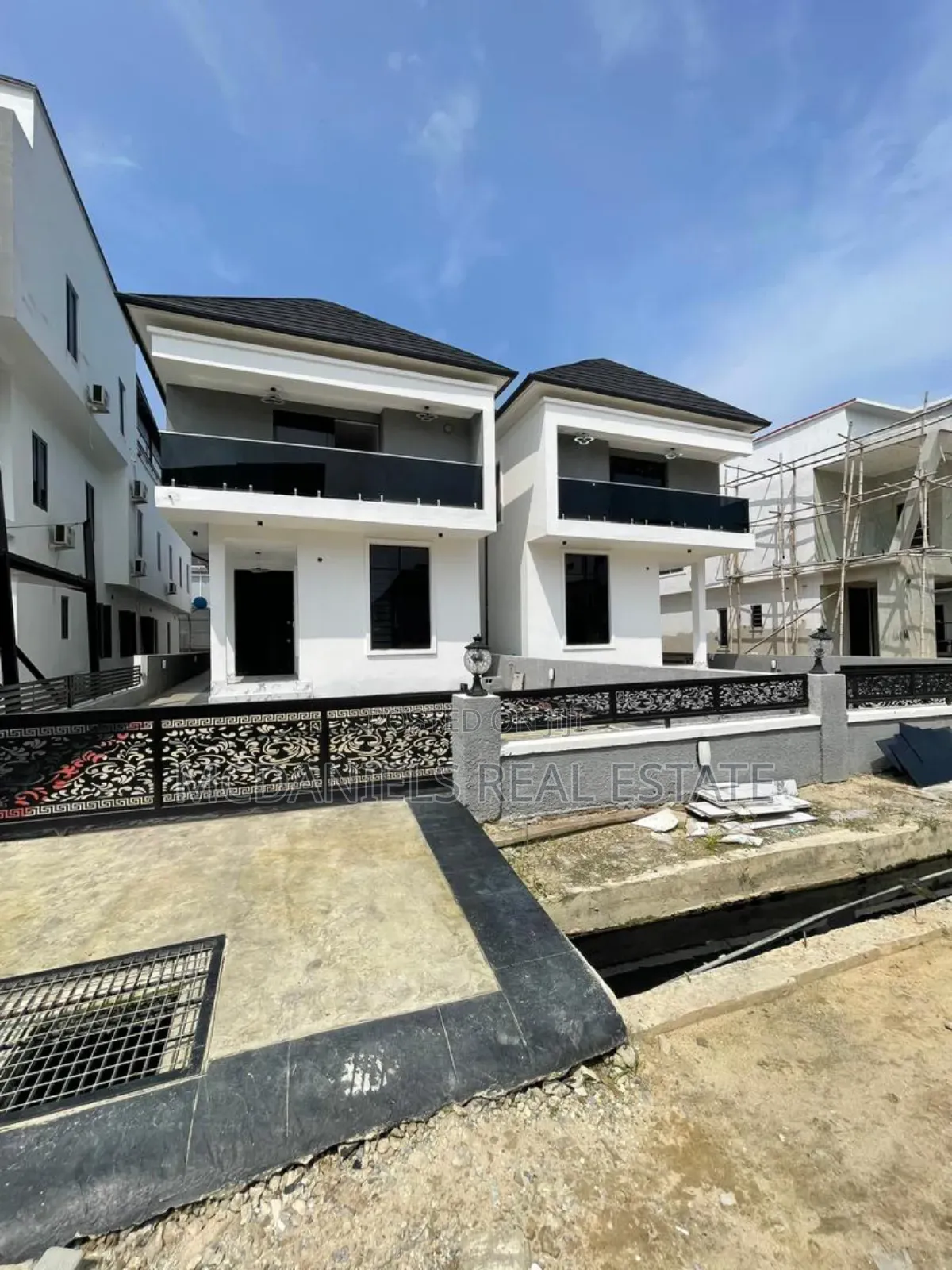 5bdrm Duplex in Ikota for sale in Ikota