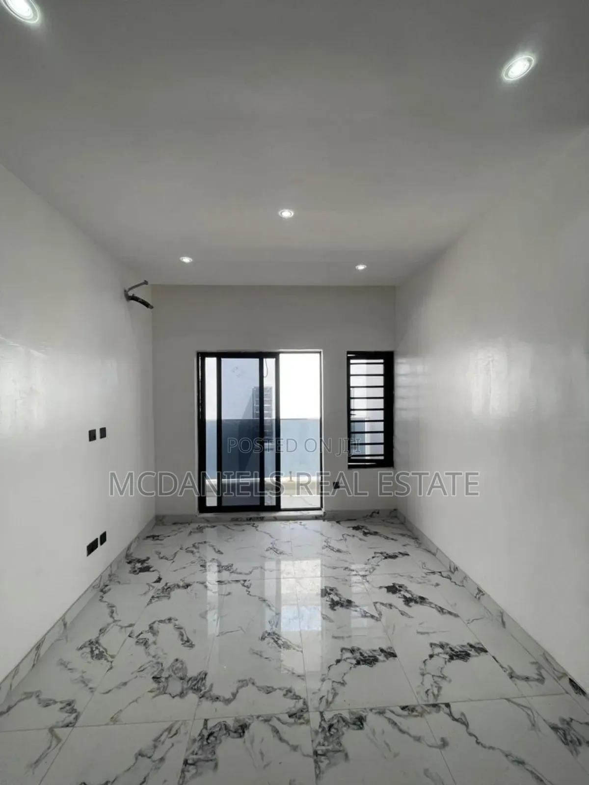 5bdrm Duplex in Ikota for sale in Ikota
