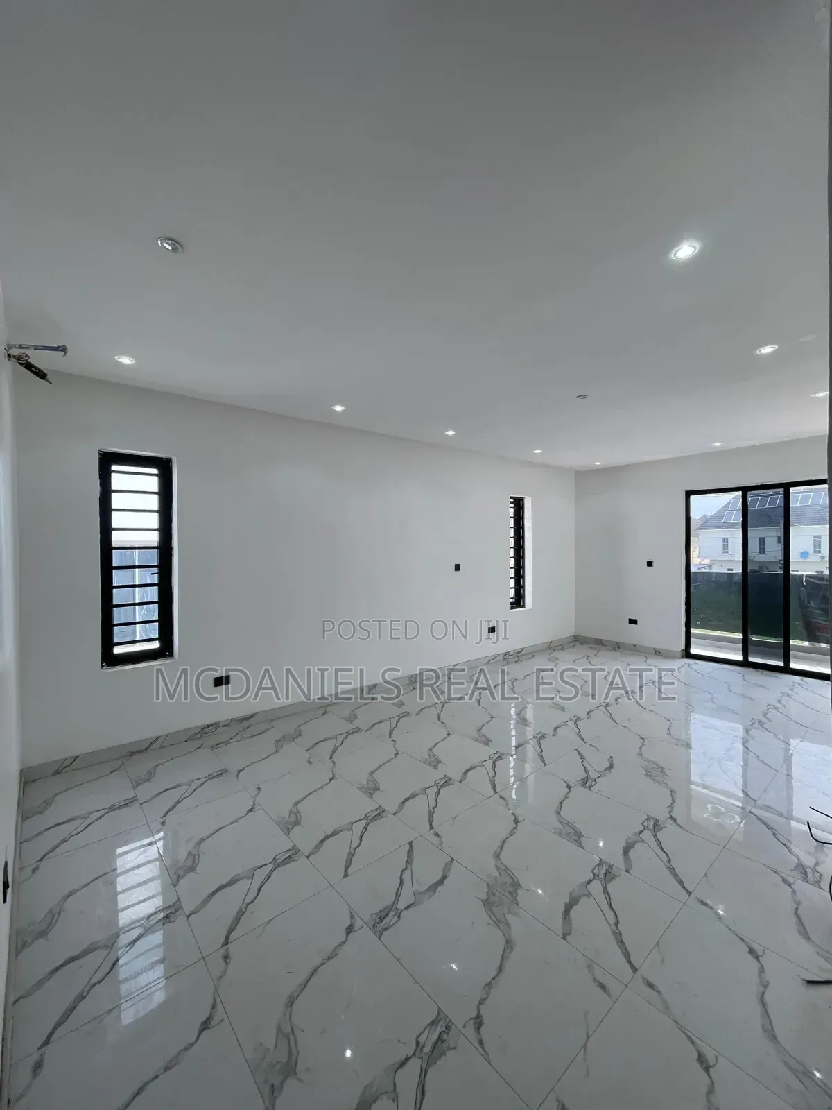 5bdrm Duplex in Ikota for sale in Ikota