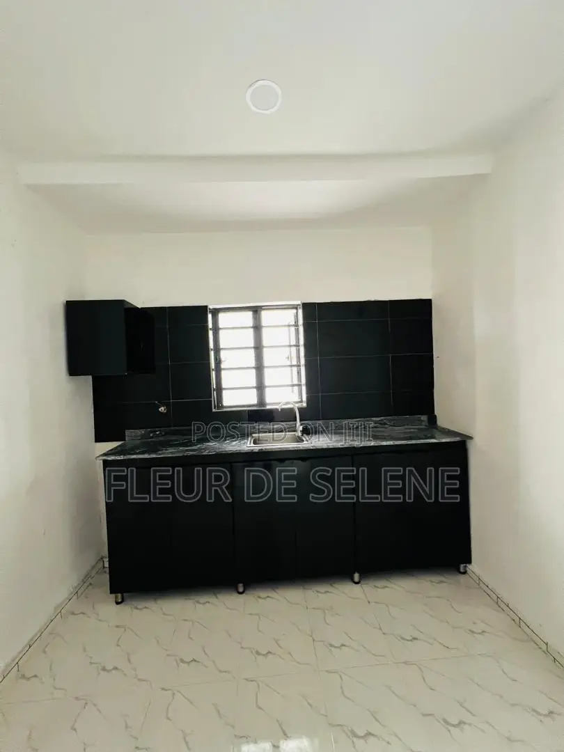 1bdrm Block of Flats in Off Lekki-Epe Expressway for sale in Off Lekki-Epe Expressway