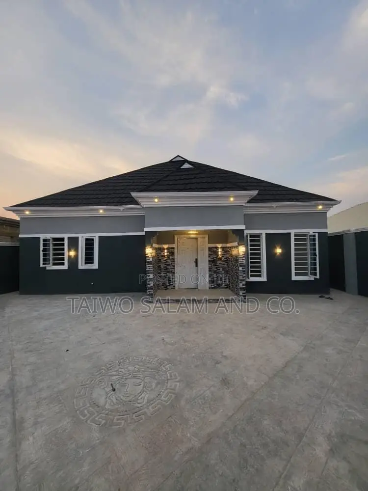 3bdrm Bungalow in Oluyole Estate for sale in Oluyole Estate