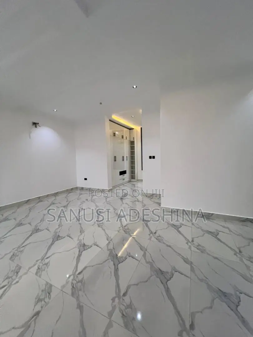5bdrm Duplex in Guzape Main,Fct for sale in Guzape District