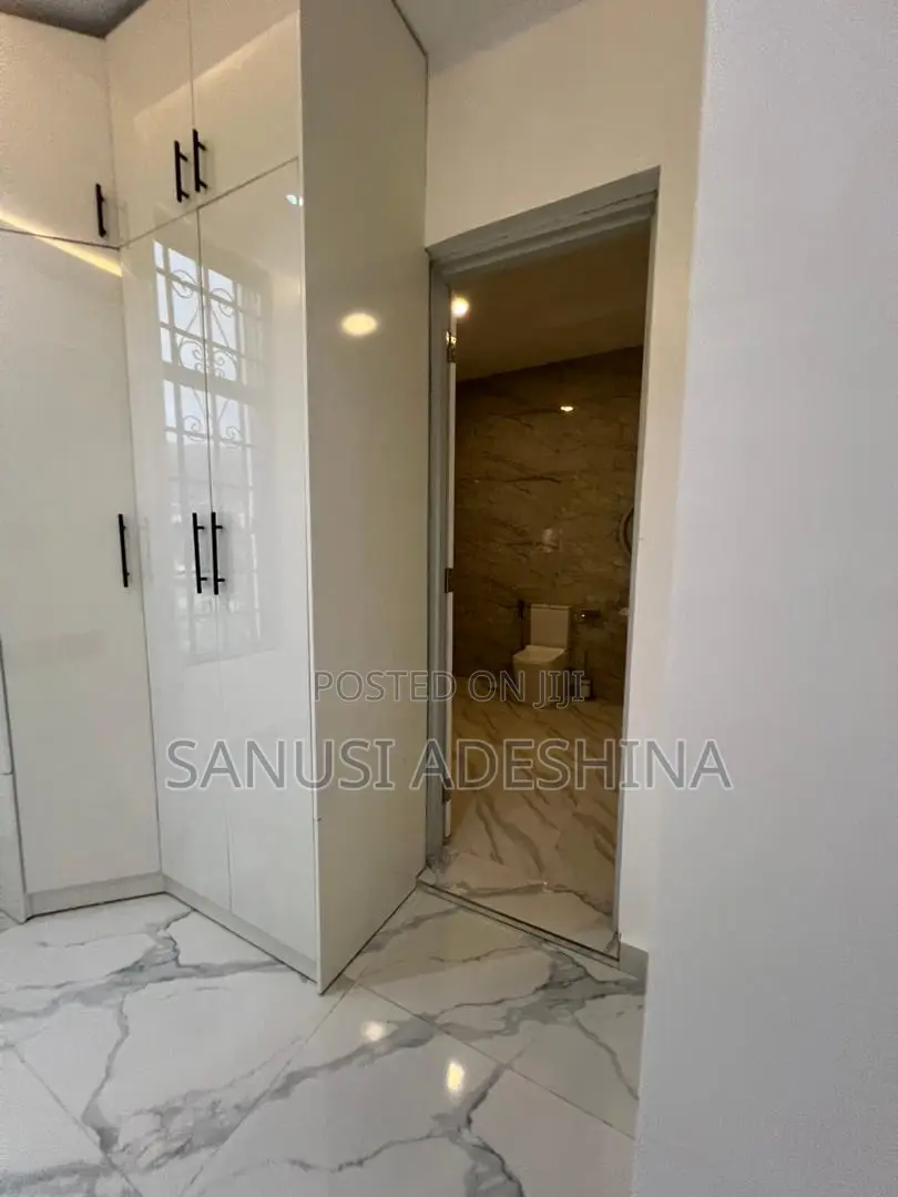 5bdrm Duplex in Guzape Main,Fct for sale in Guzape District