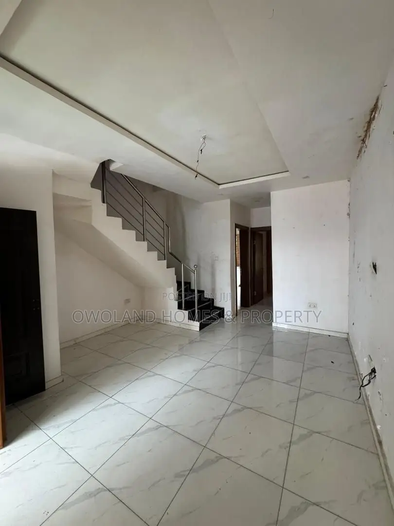 3bdrm Duplex in Ikota Estate for rent in Ikota