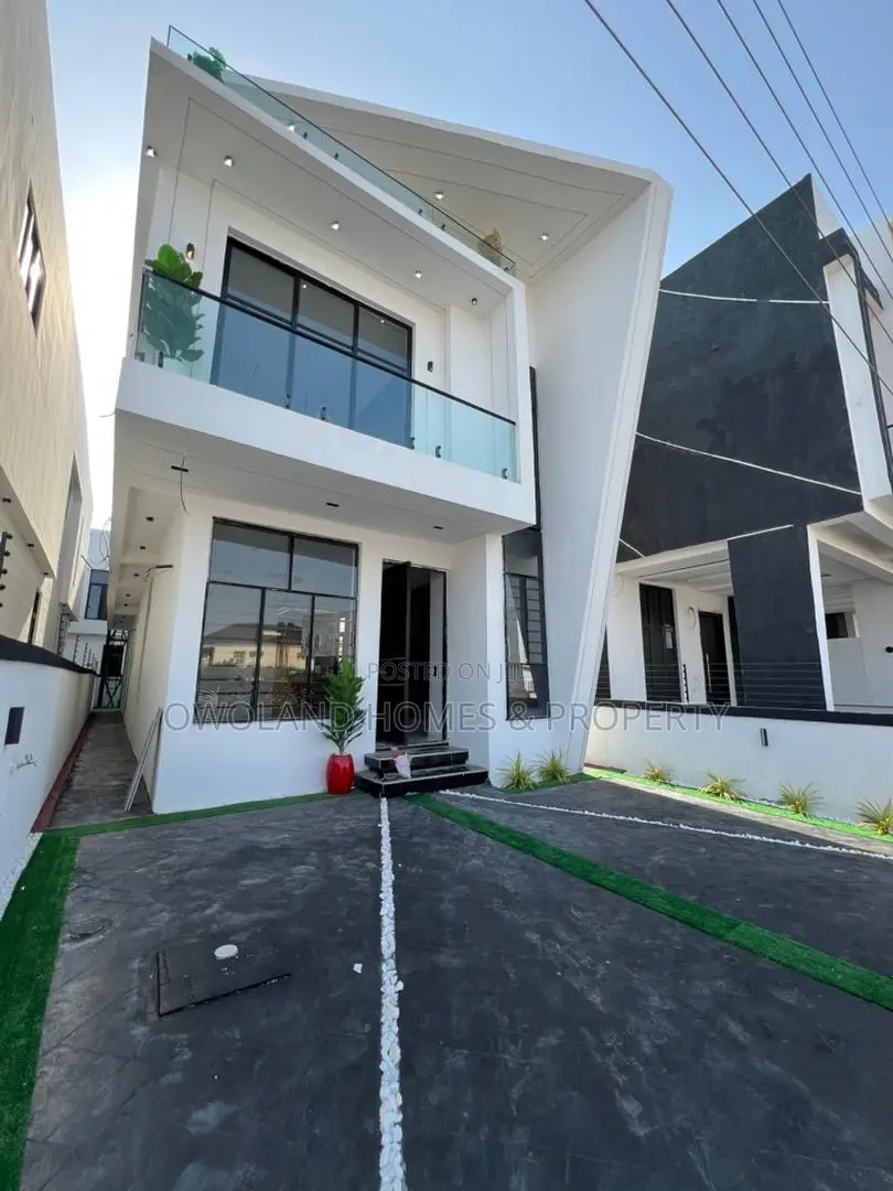 4bdrm Duplex in Ikota for sale in Ikota