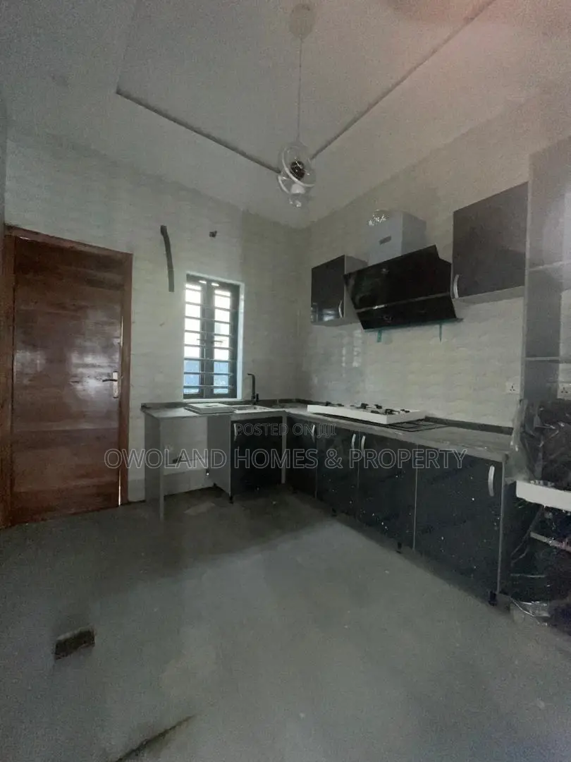 4bdrm Duplex in Ologolo for sale in Ologolo