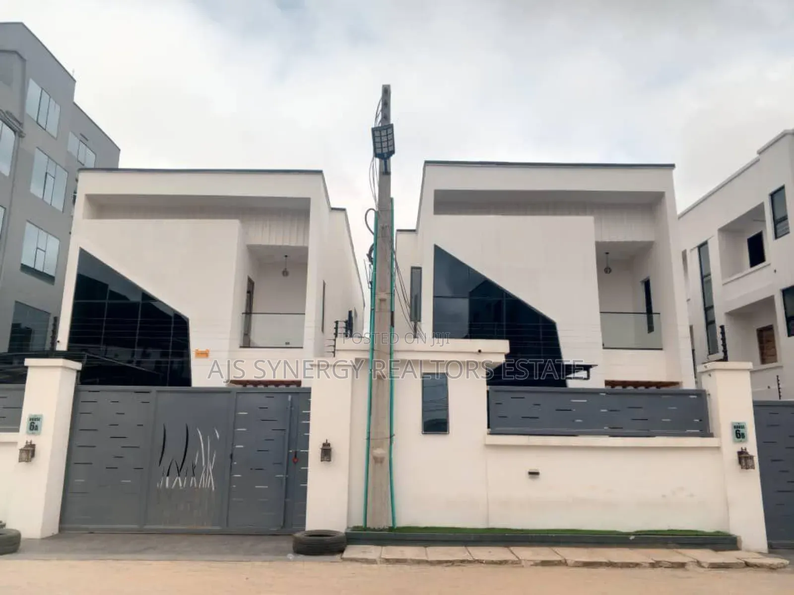 5bdrm Duplex in Chevron for sale in Chevron