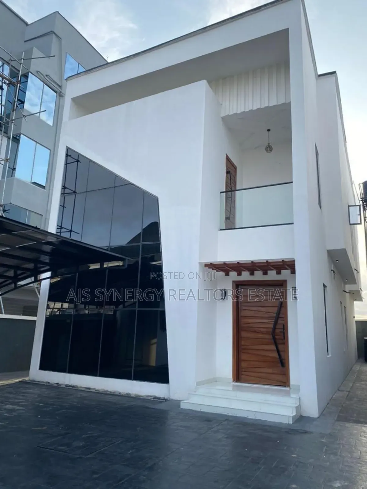 5bdrm Duplex in Chevron for sale in Chevron