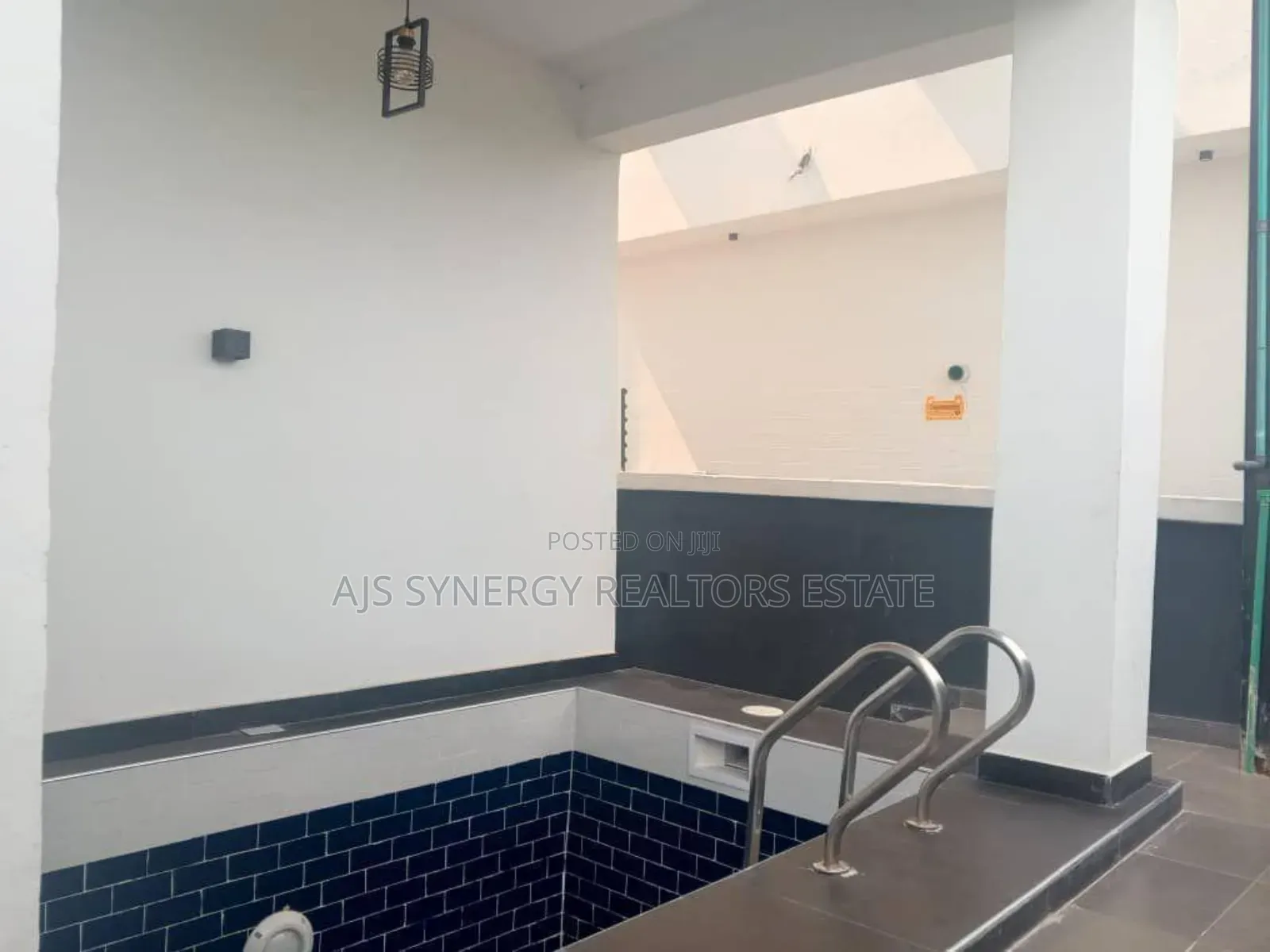 5bdrm Duplex in Chevron for sale in Chevron