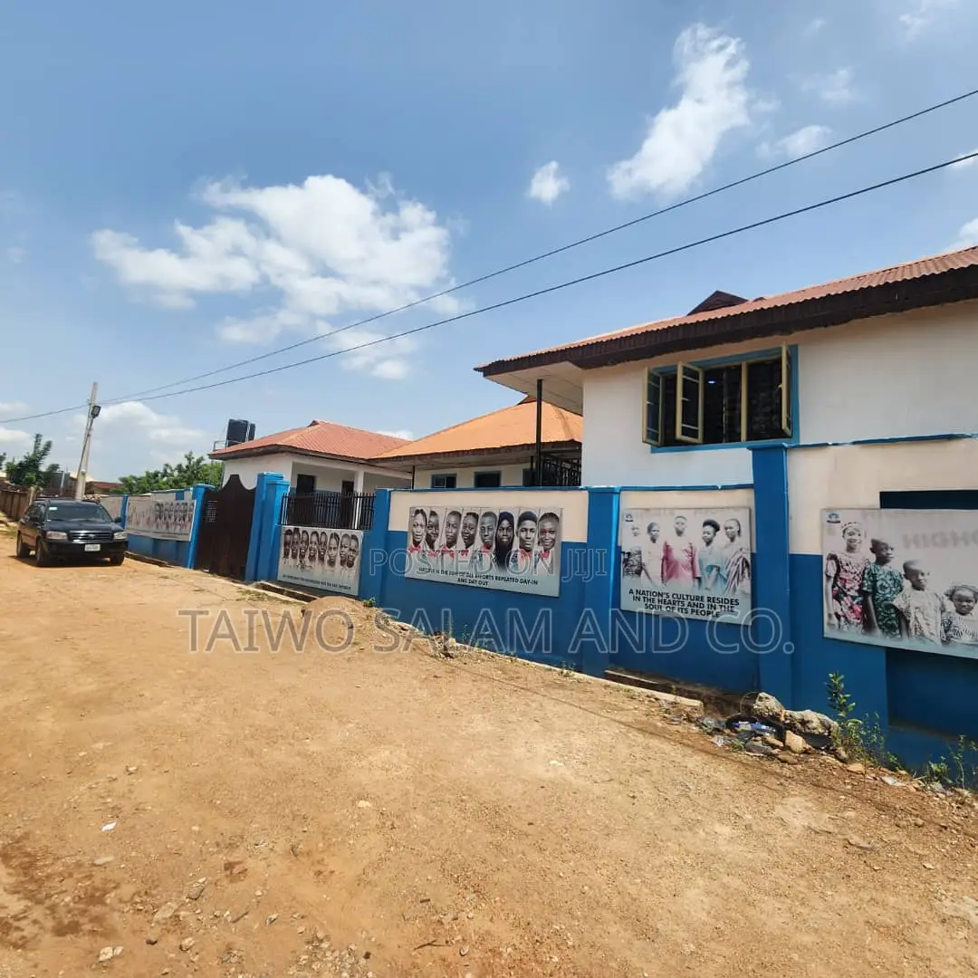18 Classrooms Functioning Secondary/Primary School in Oluyole