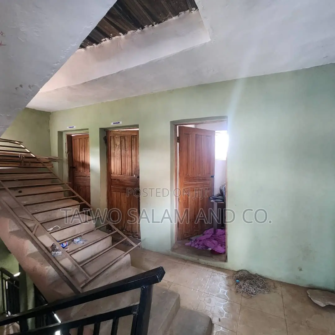 18 Classrooms Functioning Secondary/Primary School in Oluyole