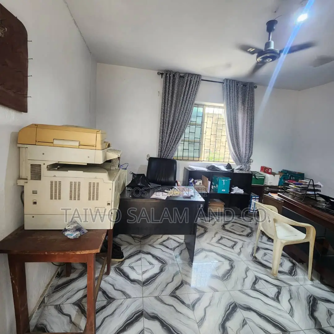 18 Classrooms Functioning Secondary/Primary School in Oluyole