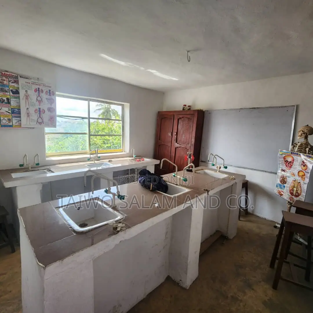 18 Classrooms Functioning Secondary/Primary School in Oluyole