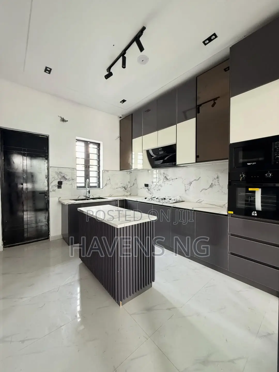4bdrm Duplex in Ikota for sale in Ikota