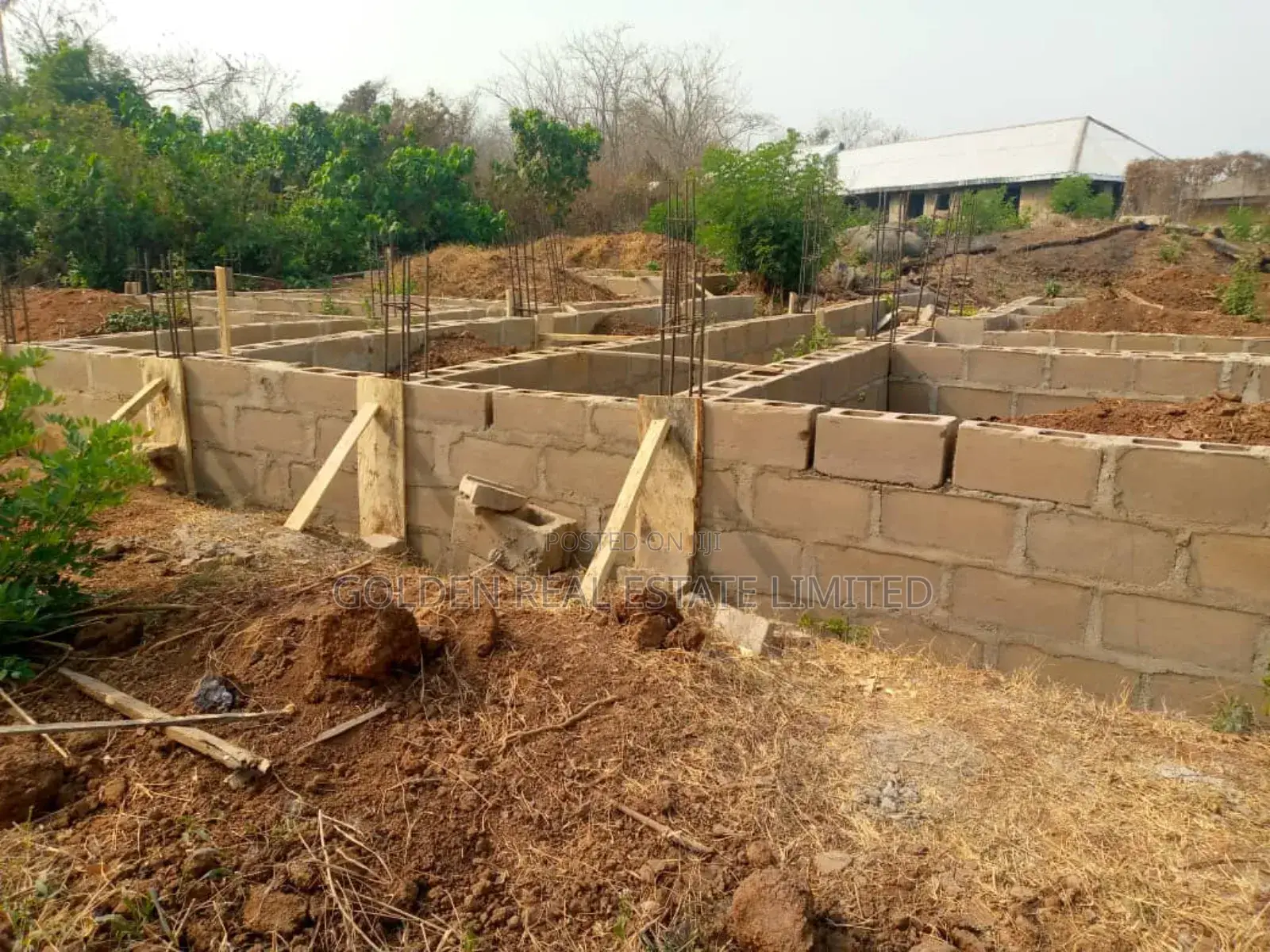 Uncompleted 10 Rooms Self Contain Hostel At Oye Ekiti in Oye