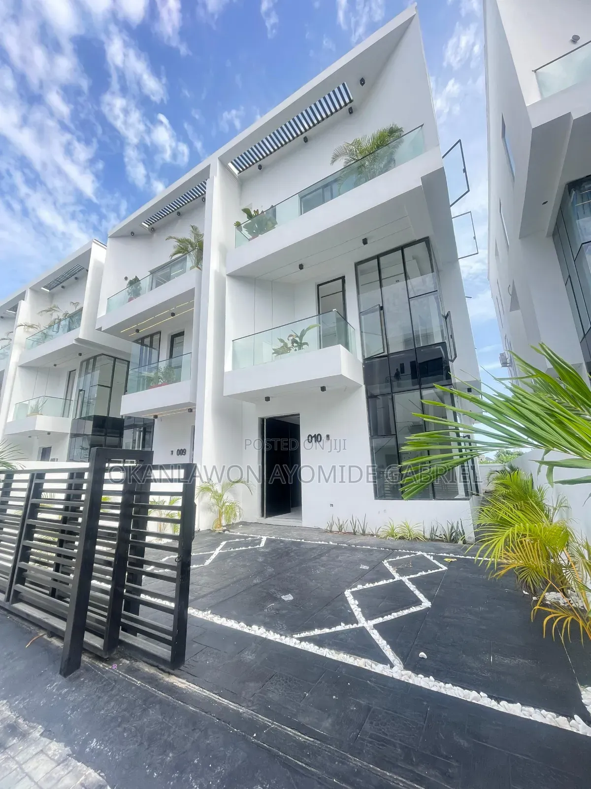 4bdrm Duplex in Chevron for sale in Chevron