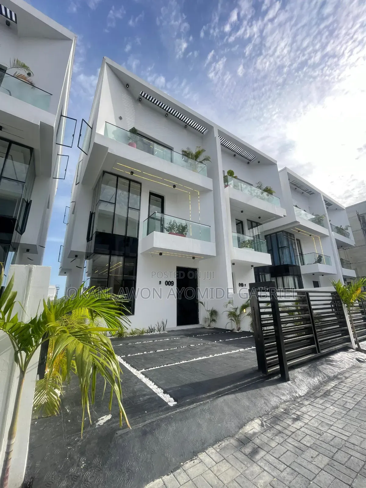 4bdrm Duplex in Chevron for sale in Chevron