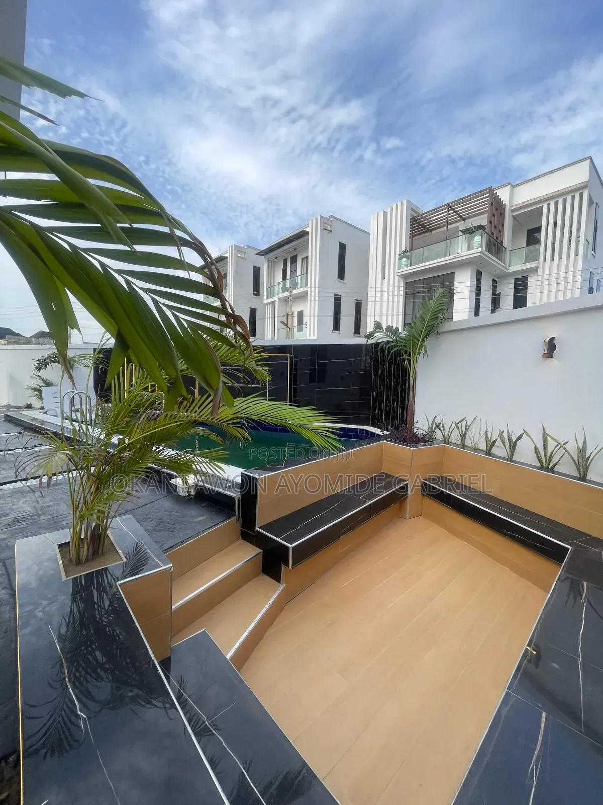 5bdrm Duplex in Chevron for sale in Chevron