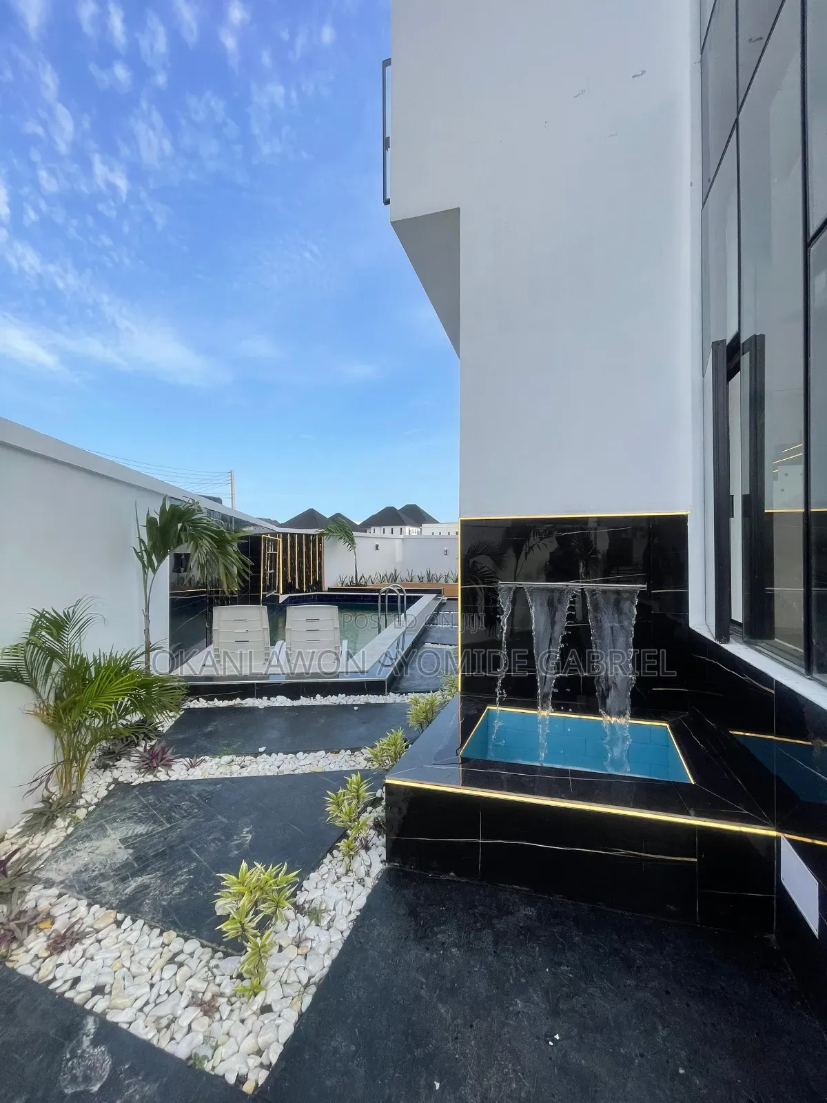 5bdrm Duplex in Chevron for sale in Chevron