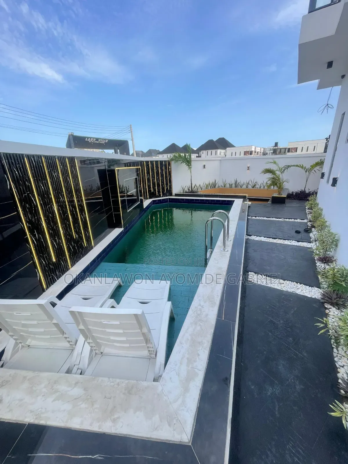 5bdrm Duplex in Chevron for sale in Chevron