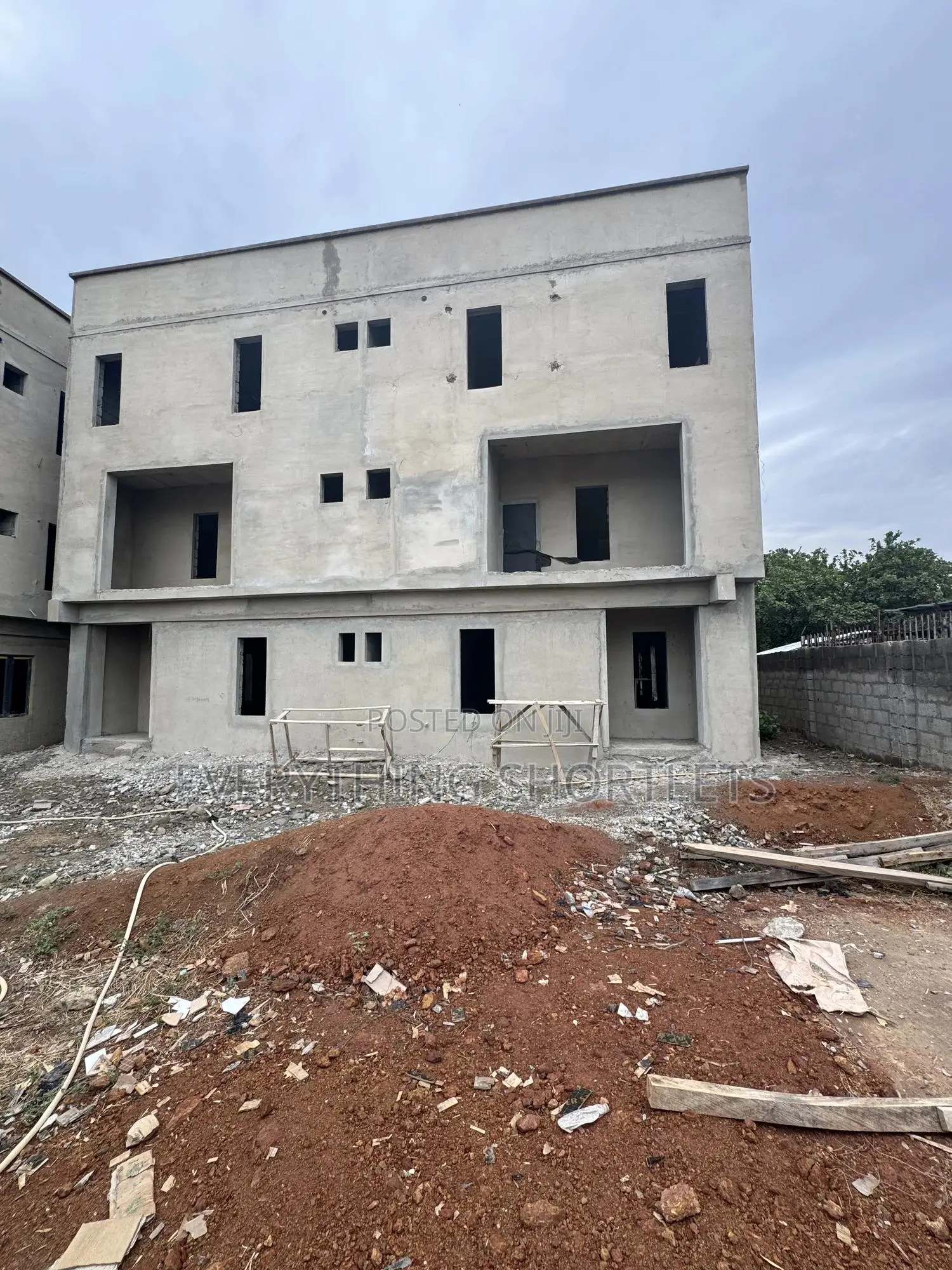 5bdrm Duplex in Kaura for sale in Kaura