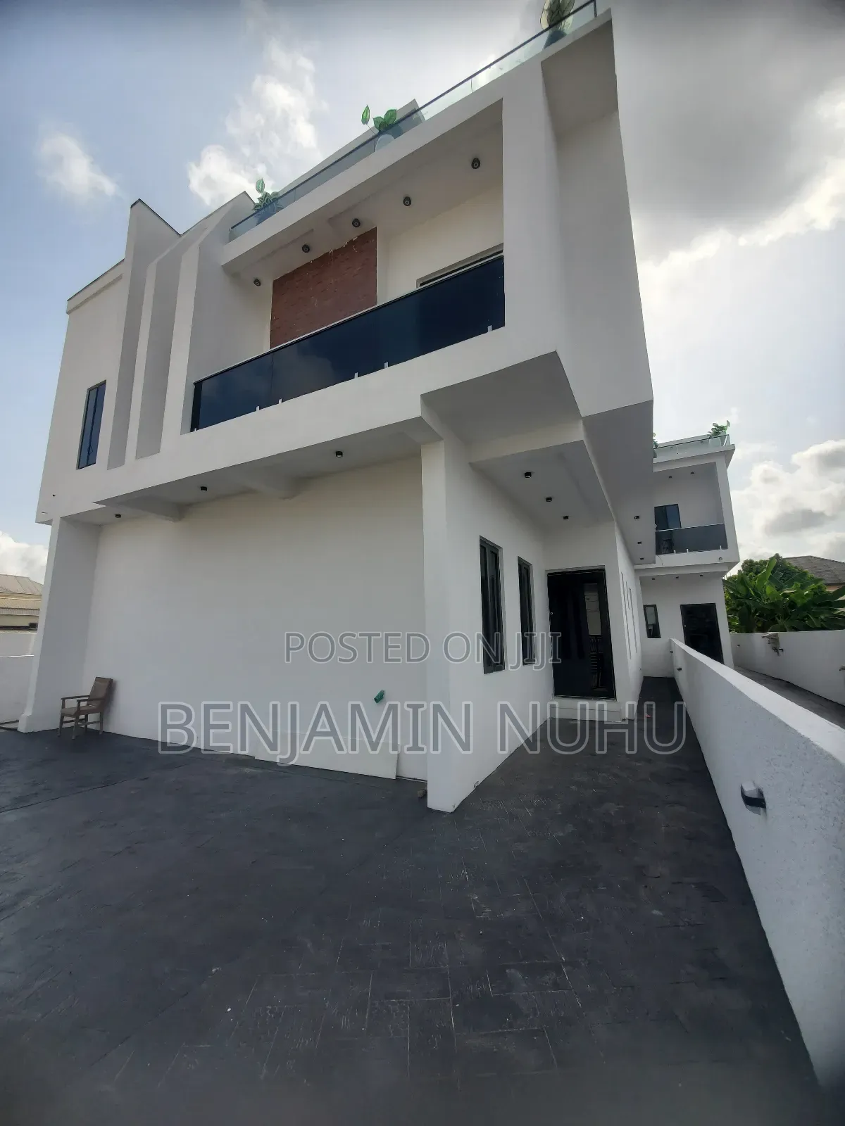 5bdrm Duplex in In A Secure Estate @ for sale in Olokonla