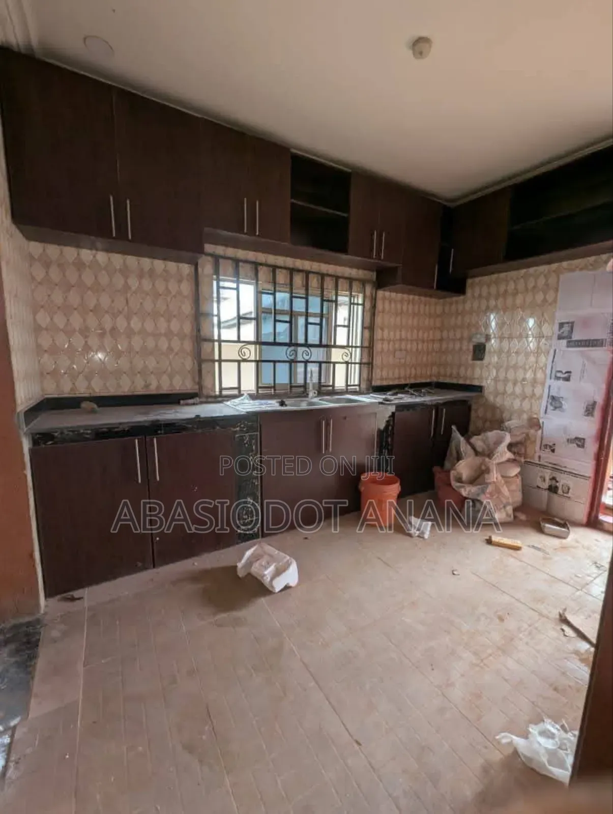 3bdrm Bungalow in Ekpri Nsukara, Uyo for sale in Uyo