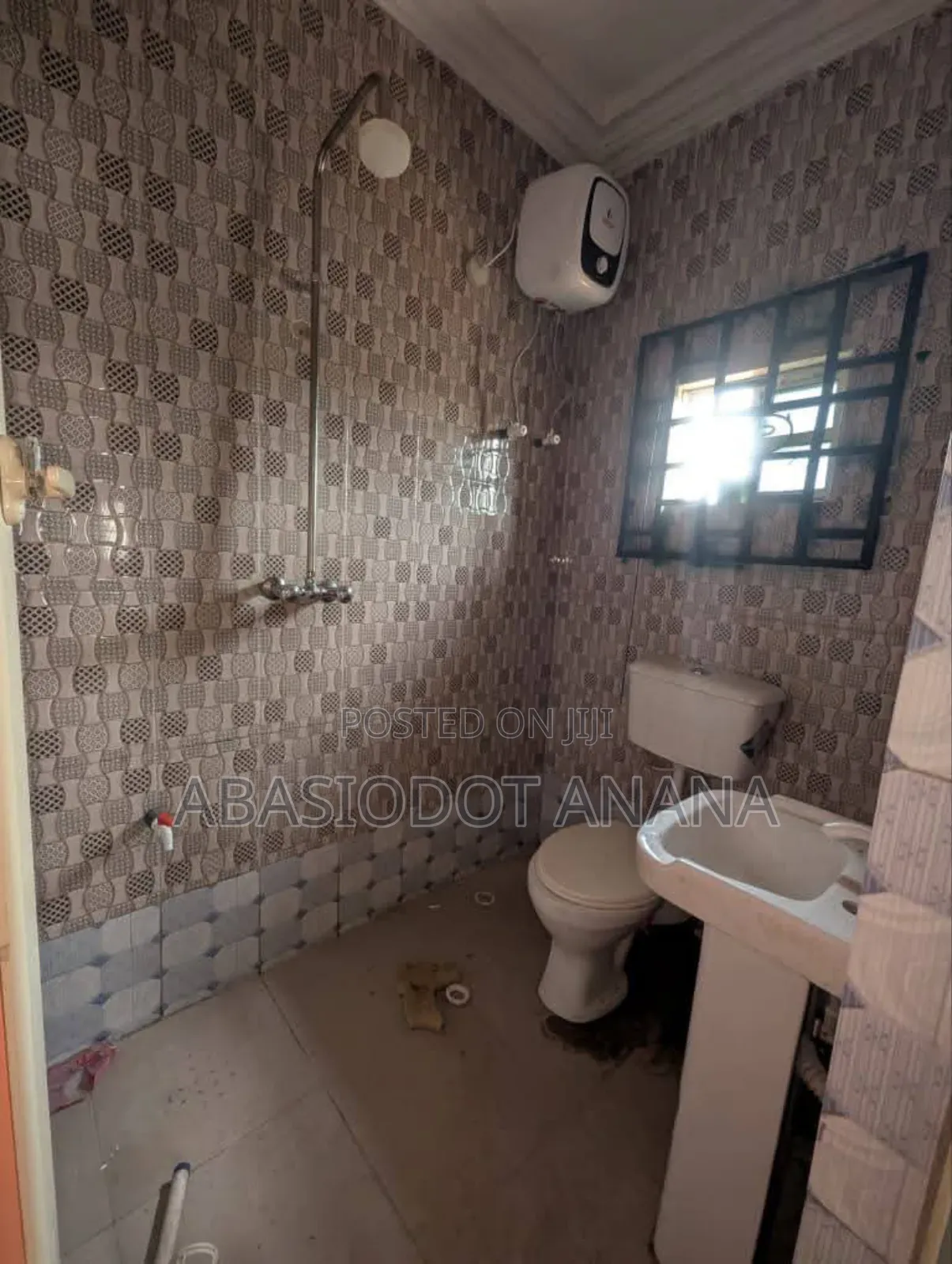 3bdrm Bungalow in Ekpri Nsukara, Uyo for sale in Uyo