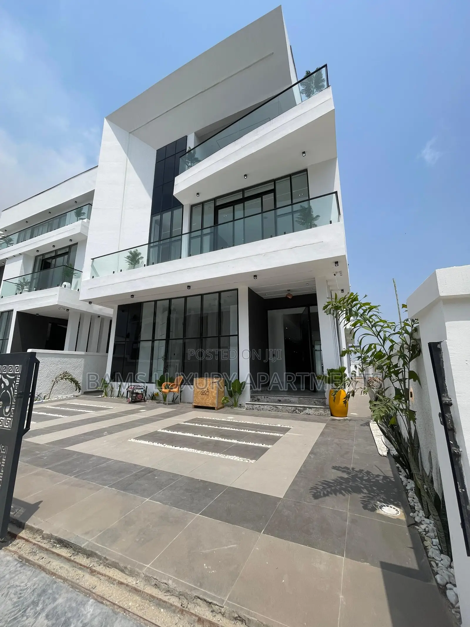 Furnished 6bdrm Duplex in Chevron for sale in Chevron