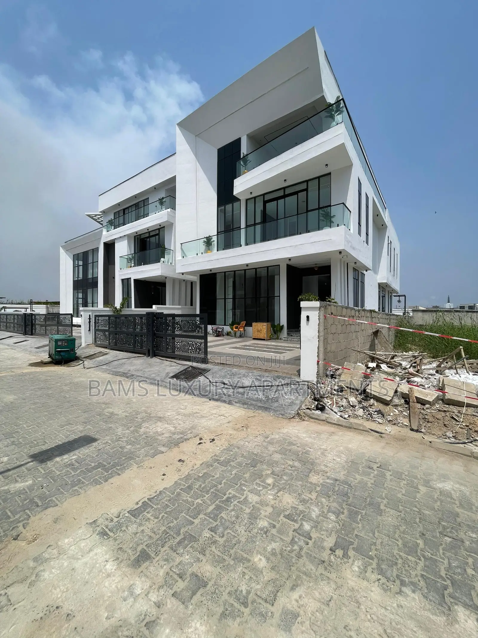 Furnished 6bdrm Duplex in Chevron for sale in Chevron