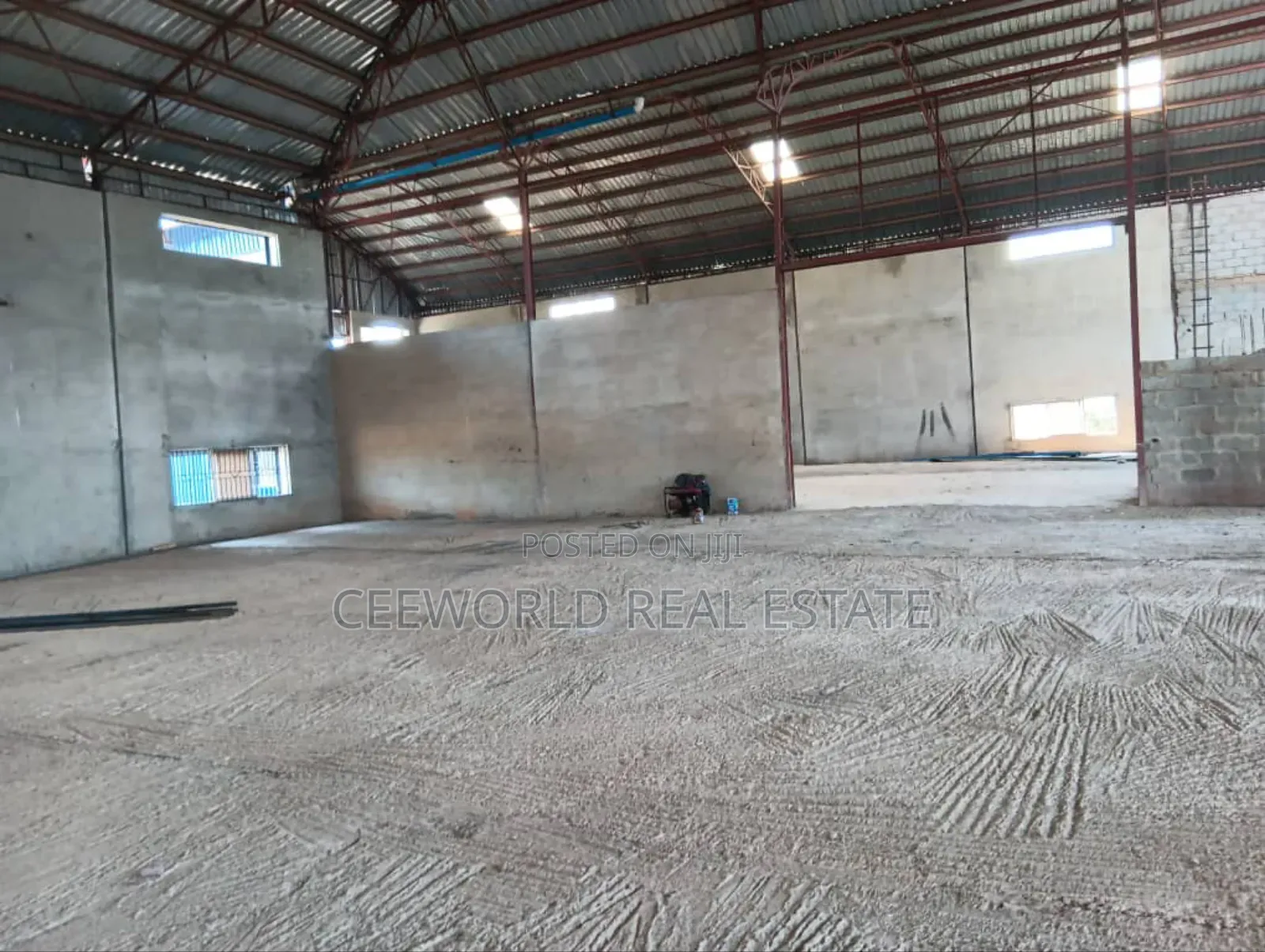 400sqm of Warehouse at New Garage in CHallenge / Ibadan