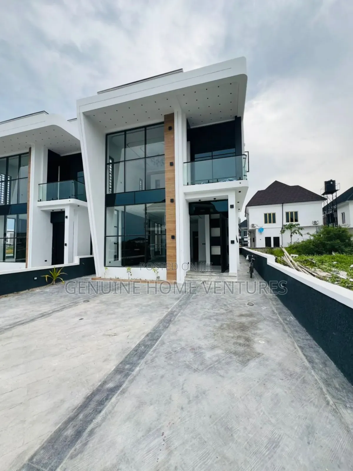 5bdrm Duplex in Ikota for sale in Ikota