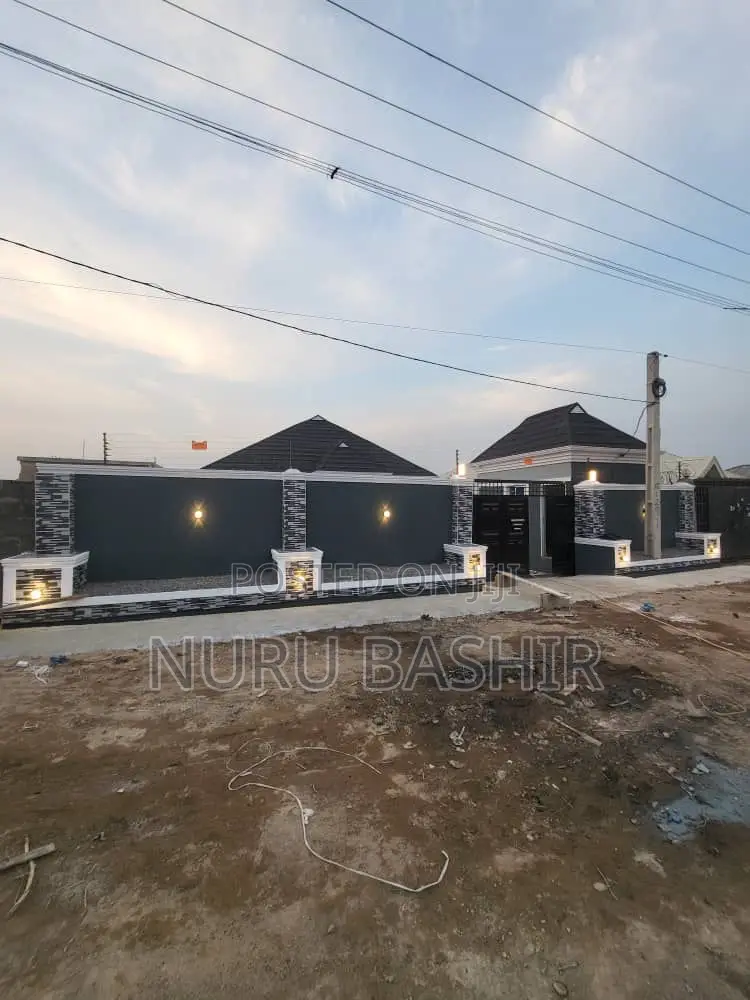 3bdrm Bungalow in Success Estate, Akala Express for sale in Akala Express