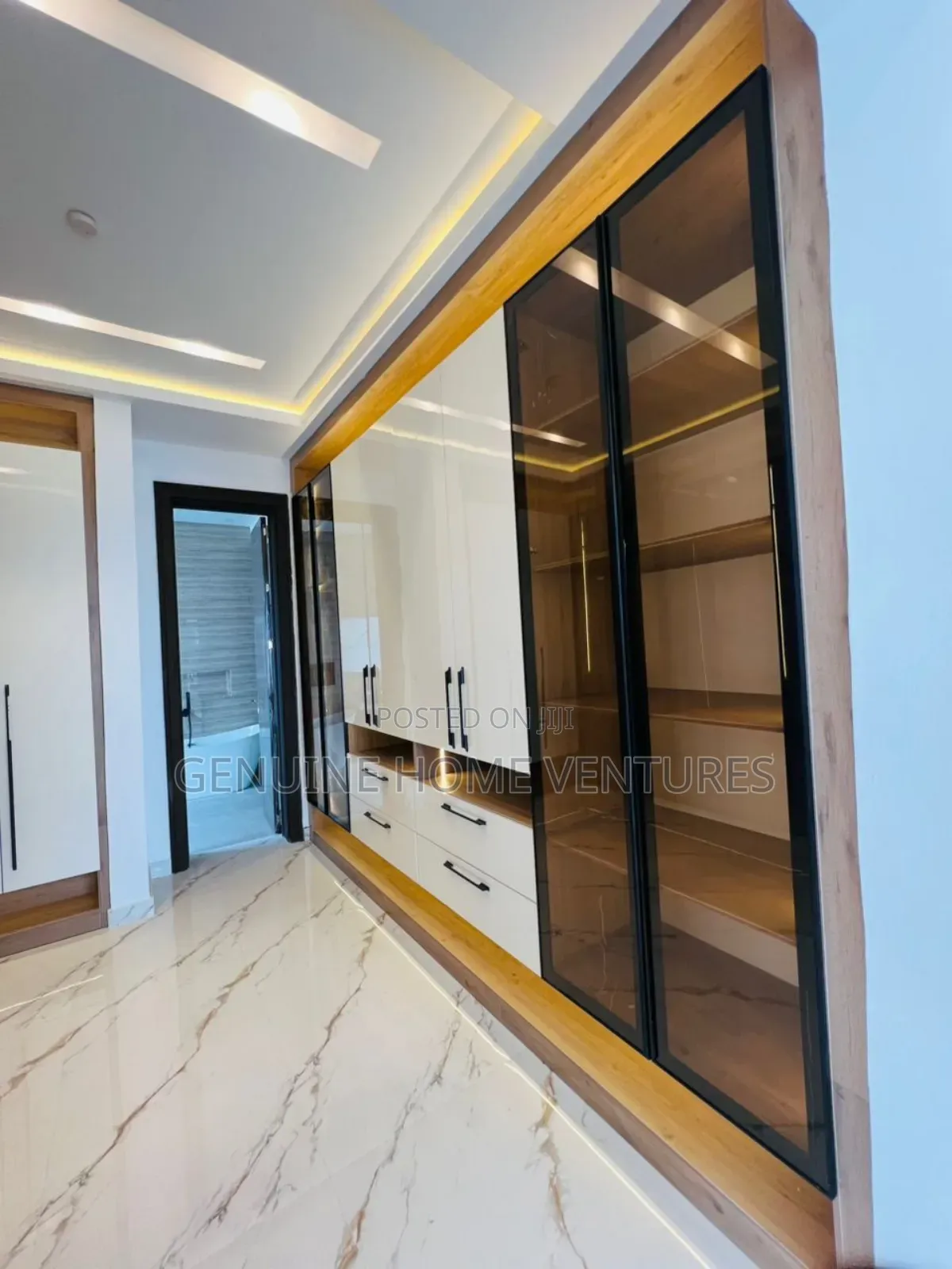 5bdrm Duplex in Ikota for sale in Ikota