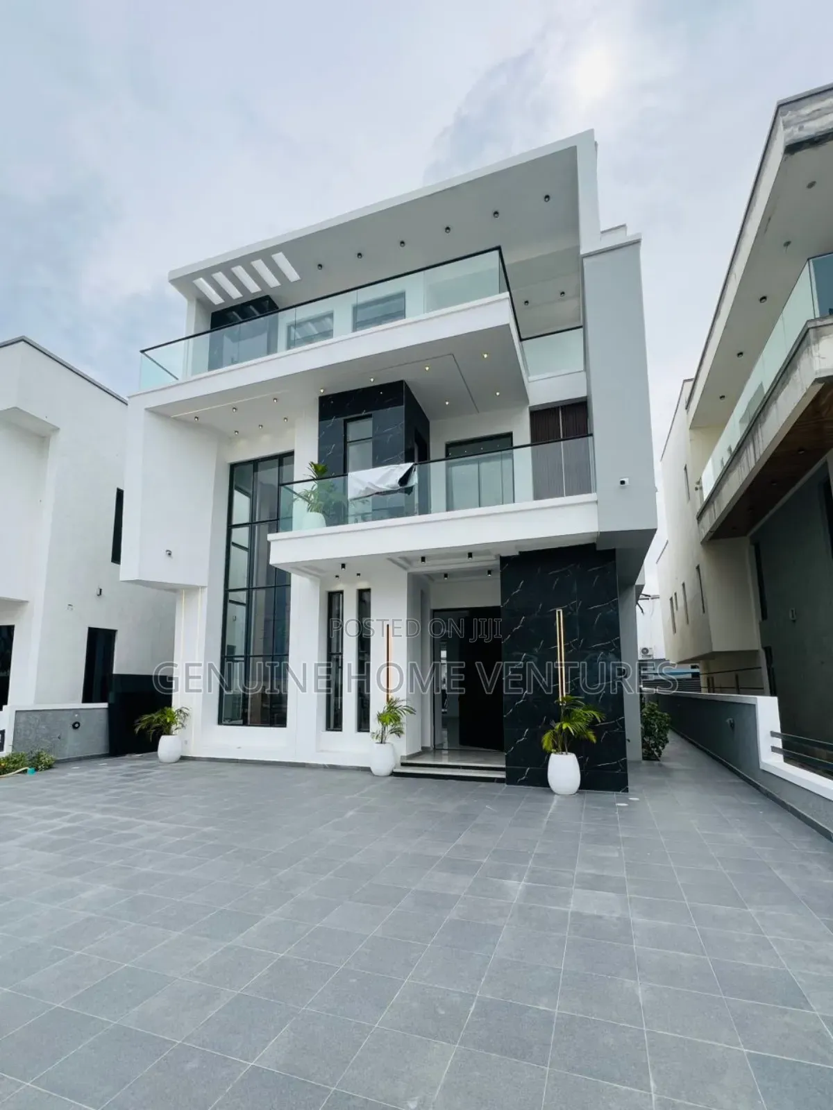 5bdrm Duplex in Ikota for sale in Ikota