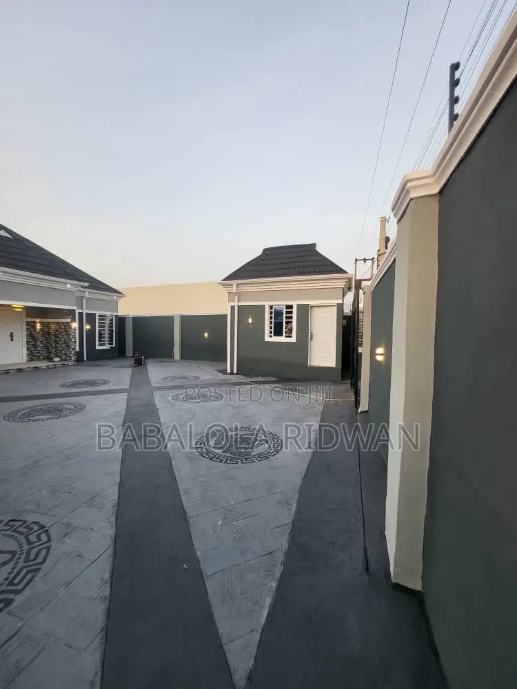 3bdrm Bungalow in Success Estate,, Akala Express for sale in Akala Express
