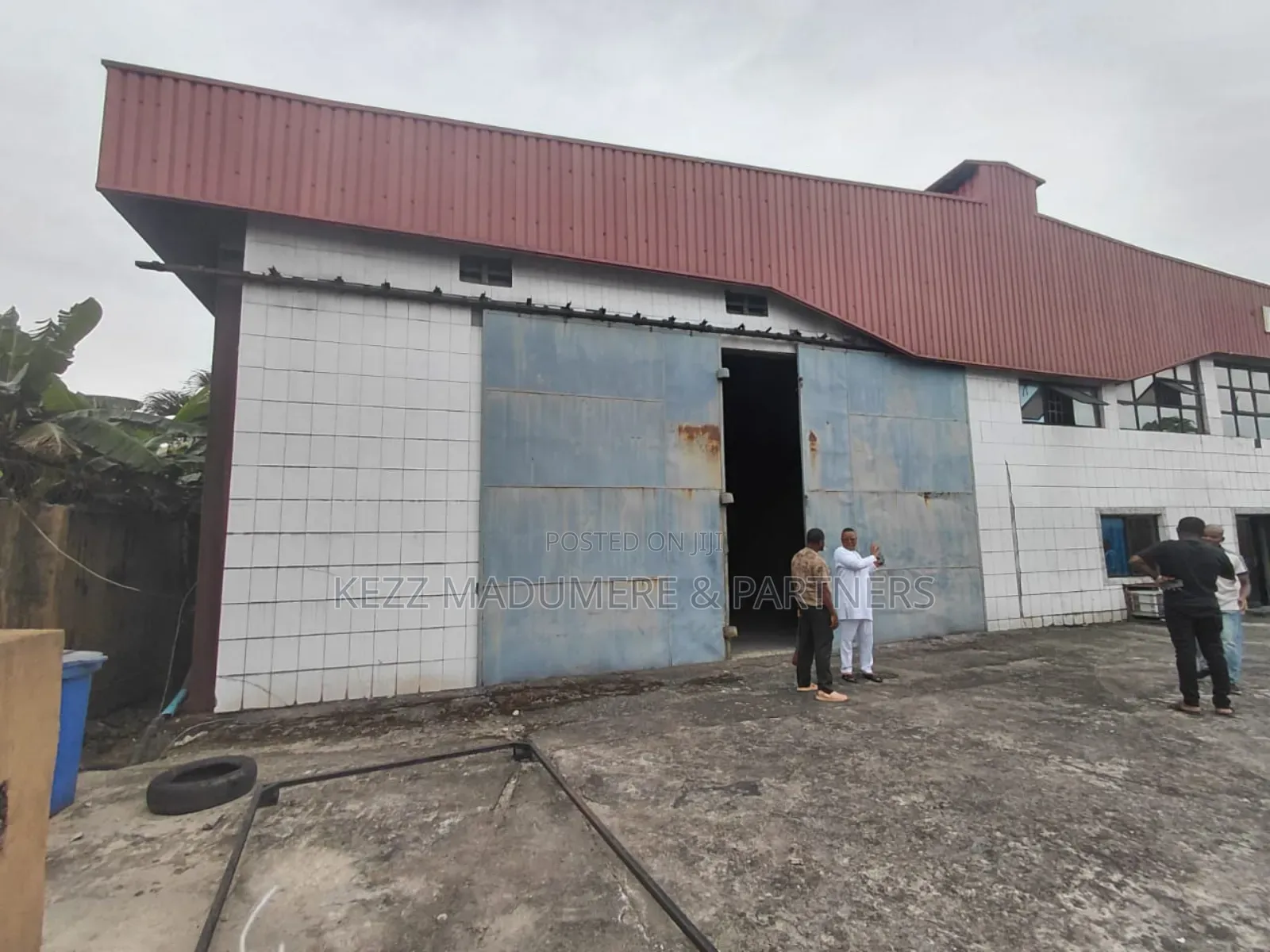 For Sale : Massive Warehouse in Port Harcourt in Eliozu