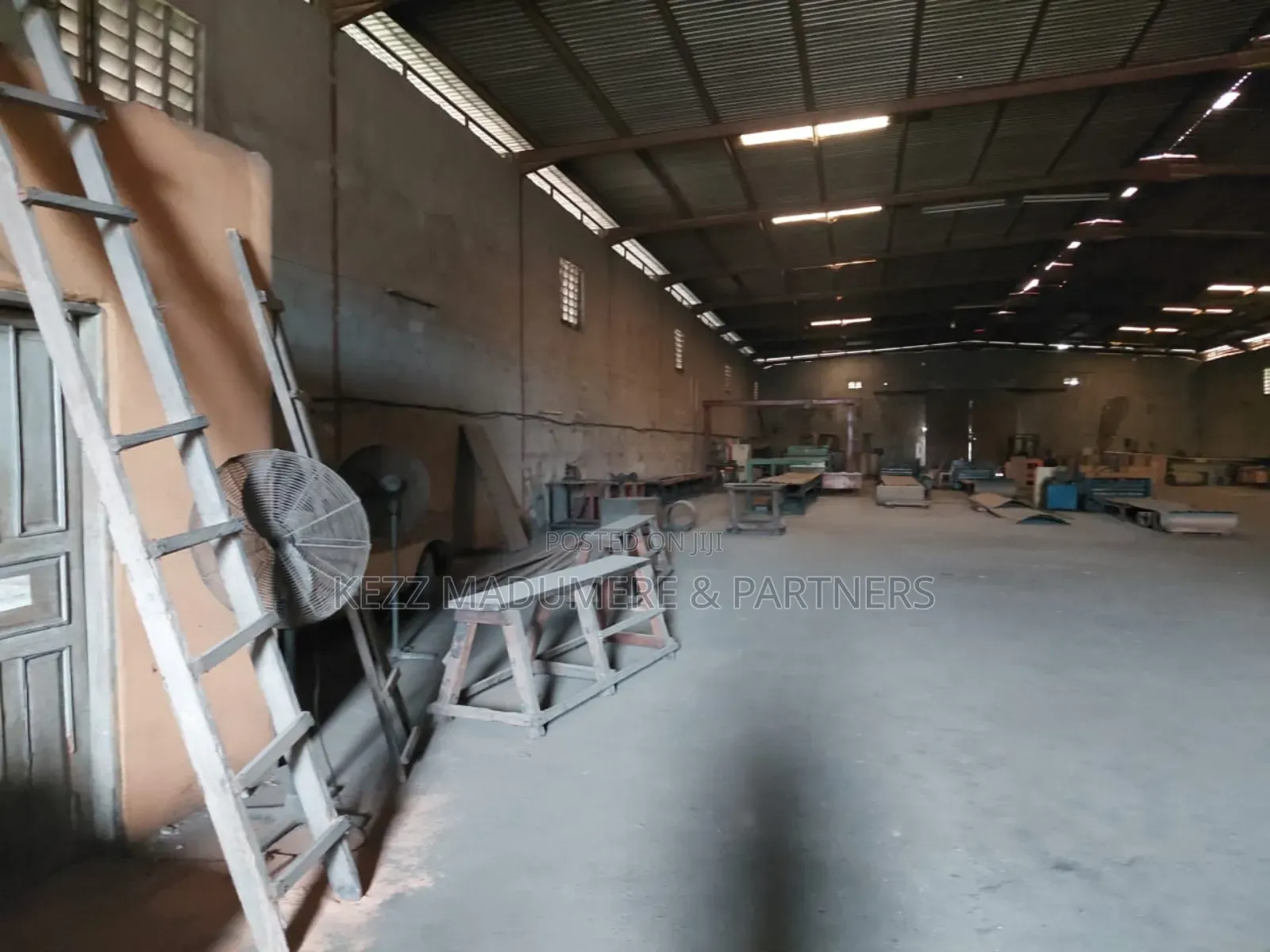 For Sale : Massive Warehouse in Port Harcourt in Eliozu