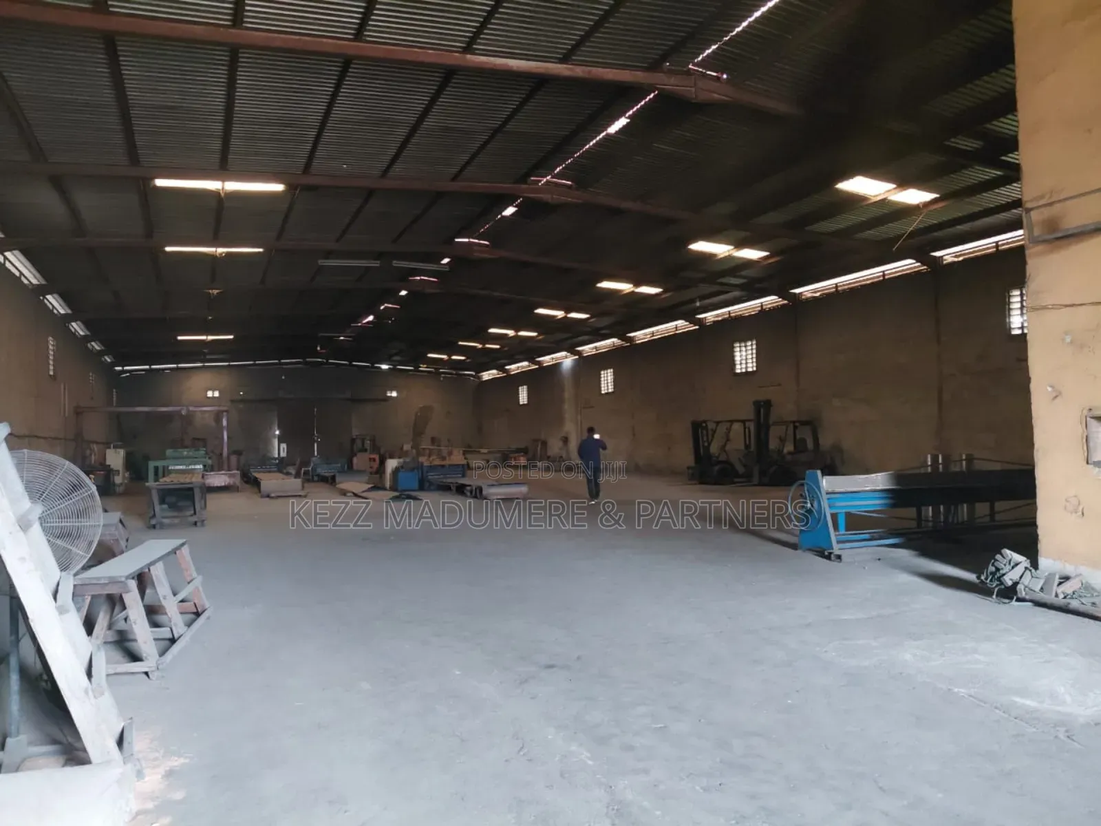 For Sale : Massive Warehouse in Port Harcourt in Eliozu