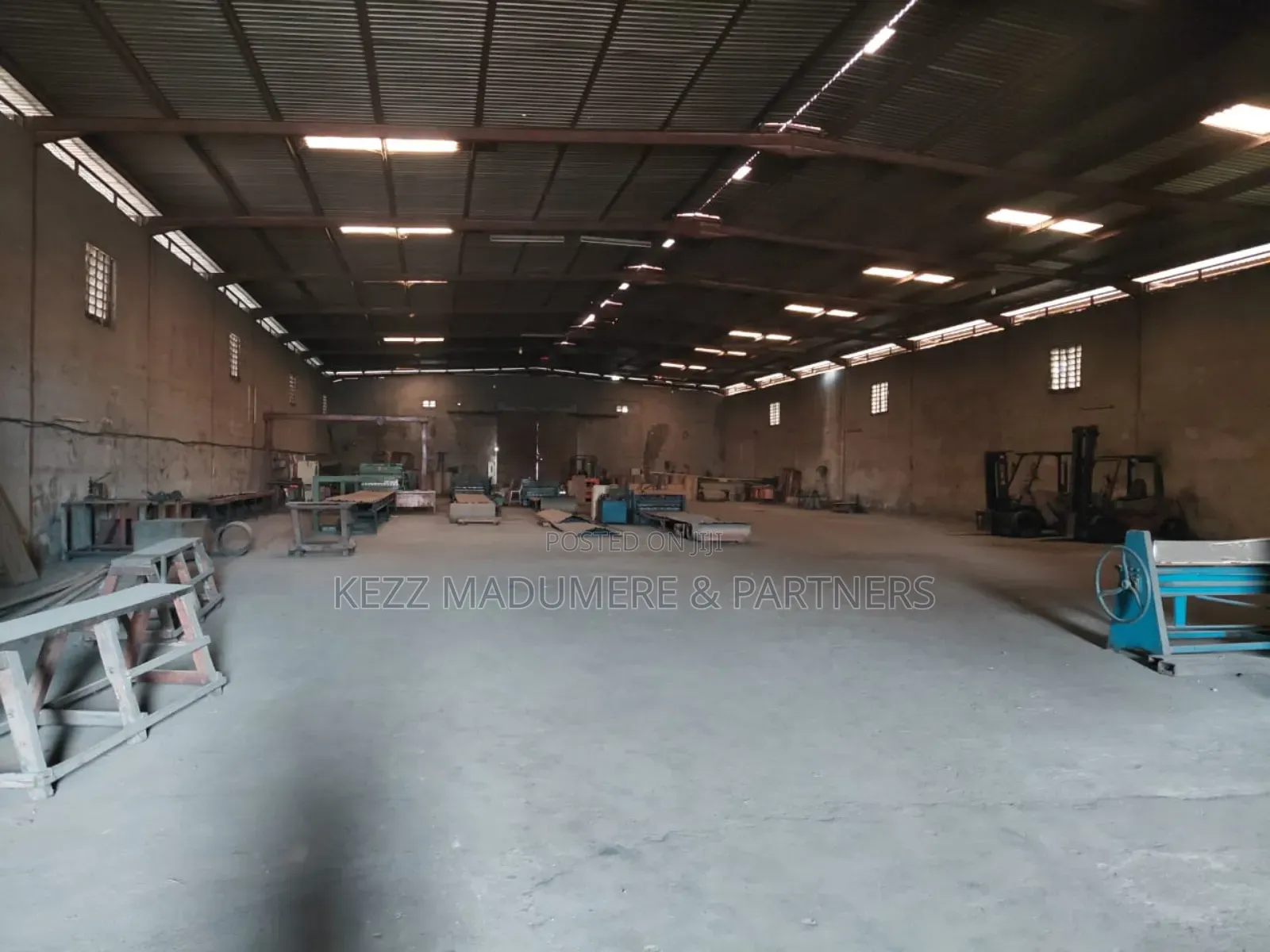 For Sale : Massive Warehouse in Port Harcourt in Eliozu