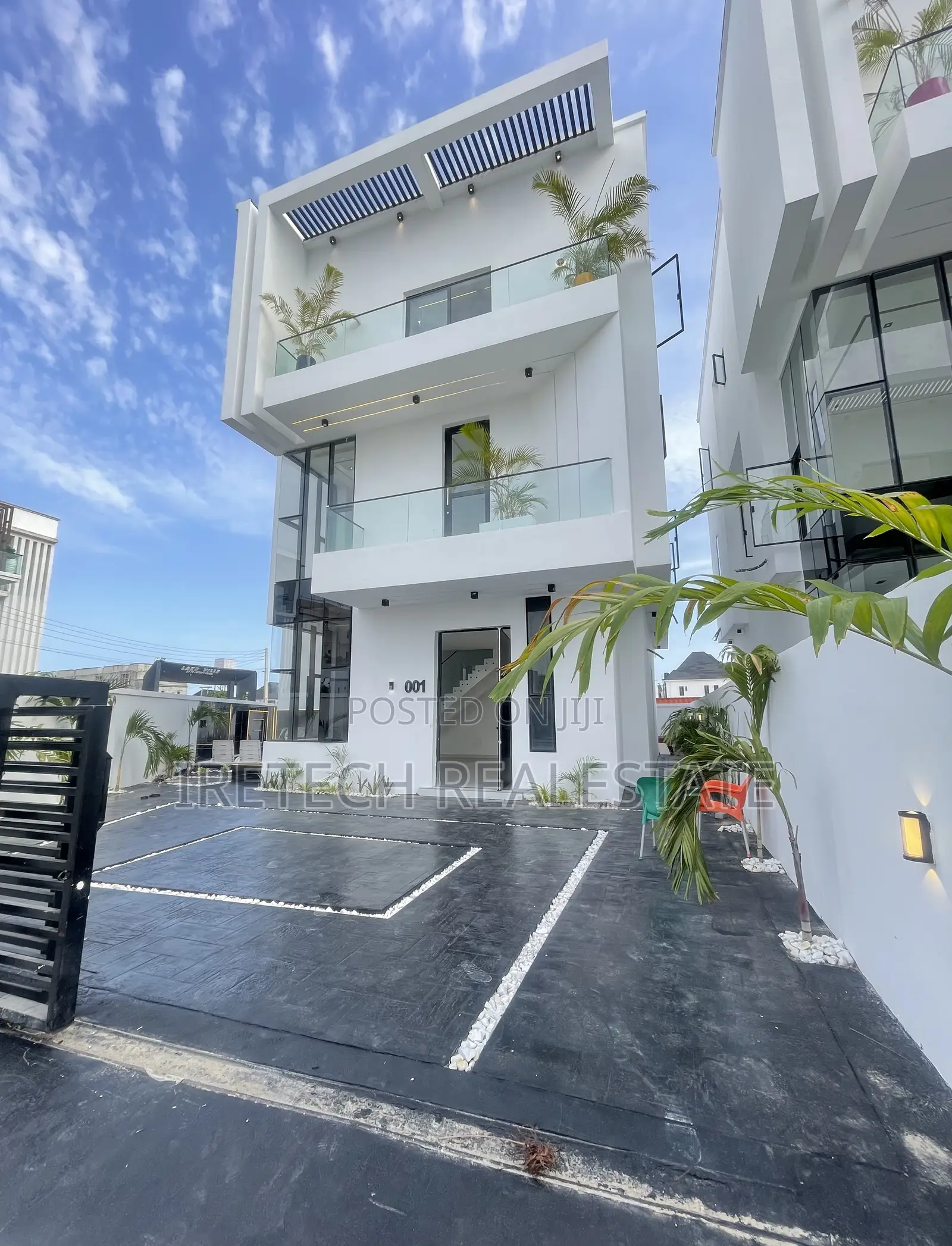 5bdrm Duplex in Orchid Road, Chevron for sale in Chevron