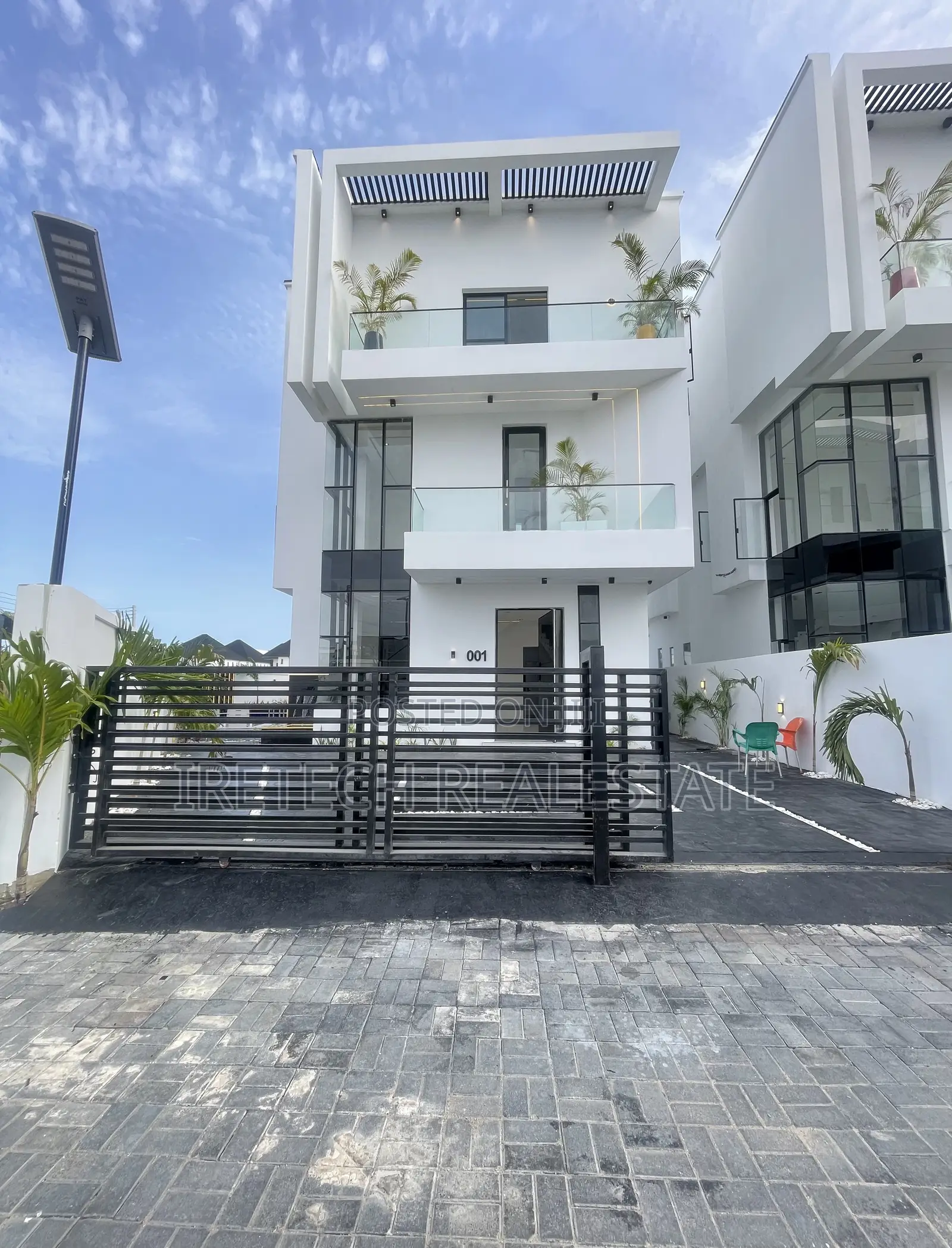5bdrm Duplex in Orchid Road, Chevron for sale in Chevron